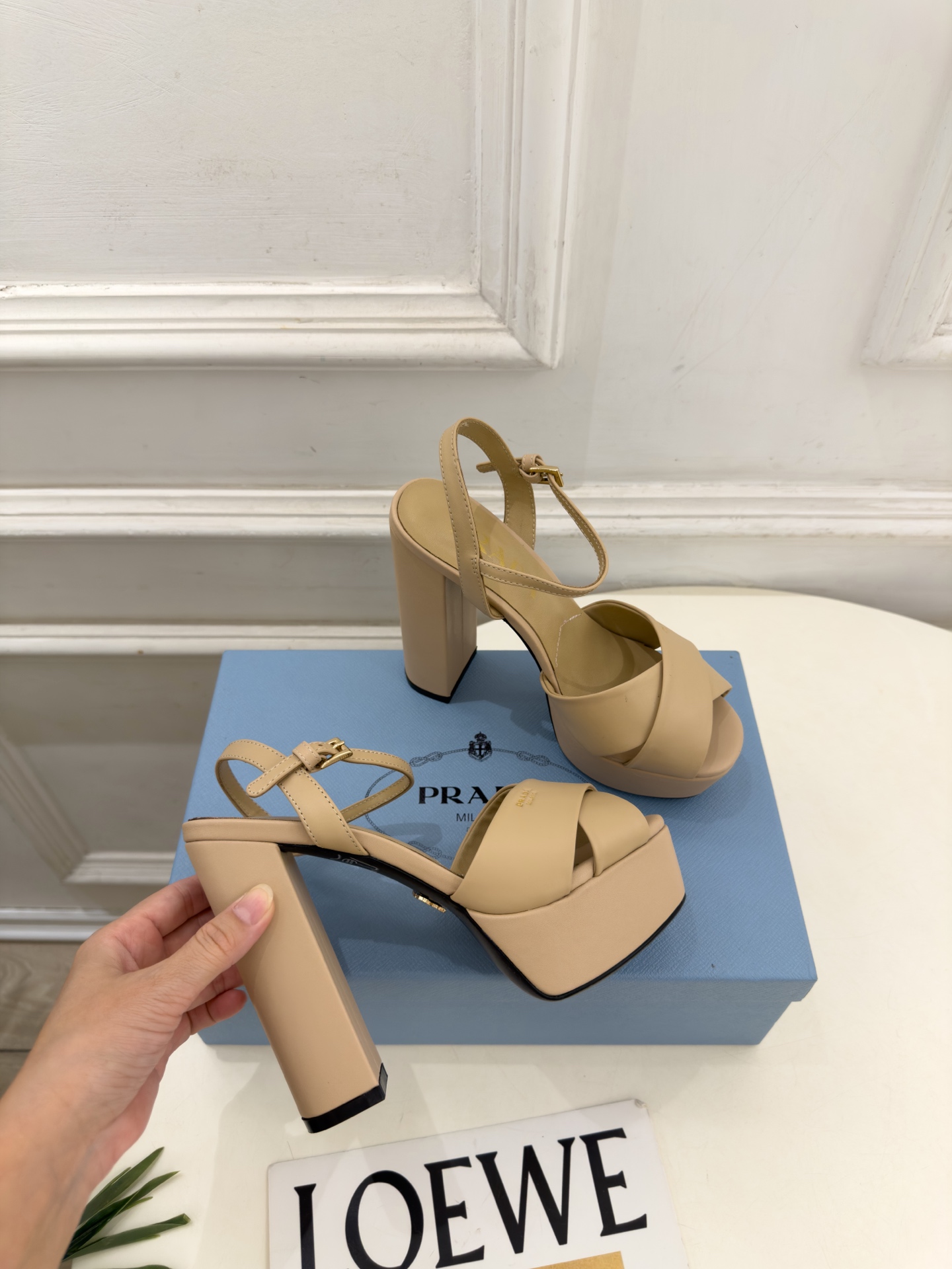 PRADA 普拉达  26𝐬𝐬  🌈2026新品 专柜走秀款 经典字母交叉带防水台高跟凉鞋 系列〰 ◽鞋面：原版高定制面