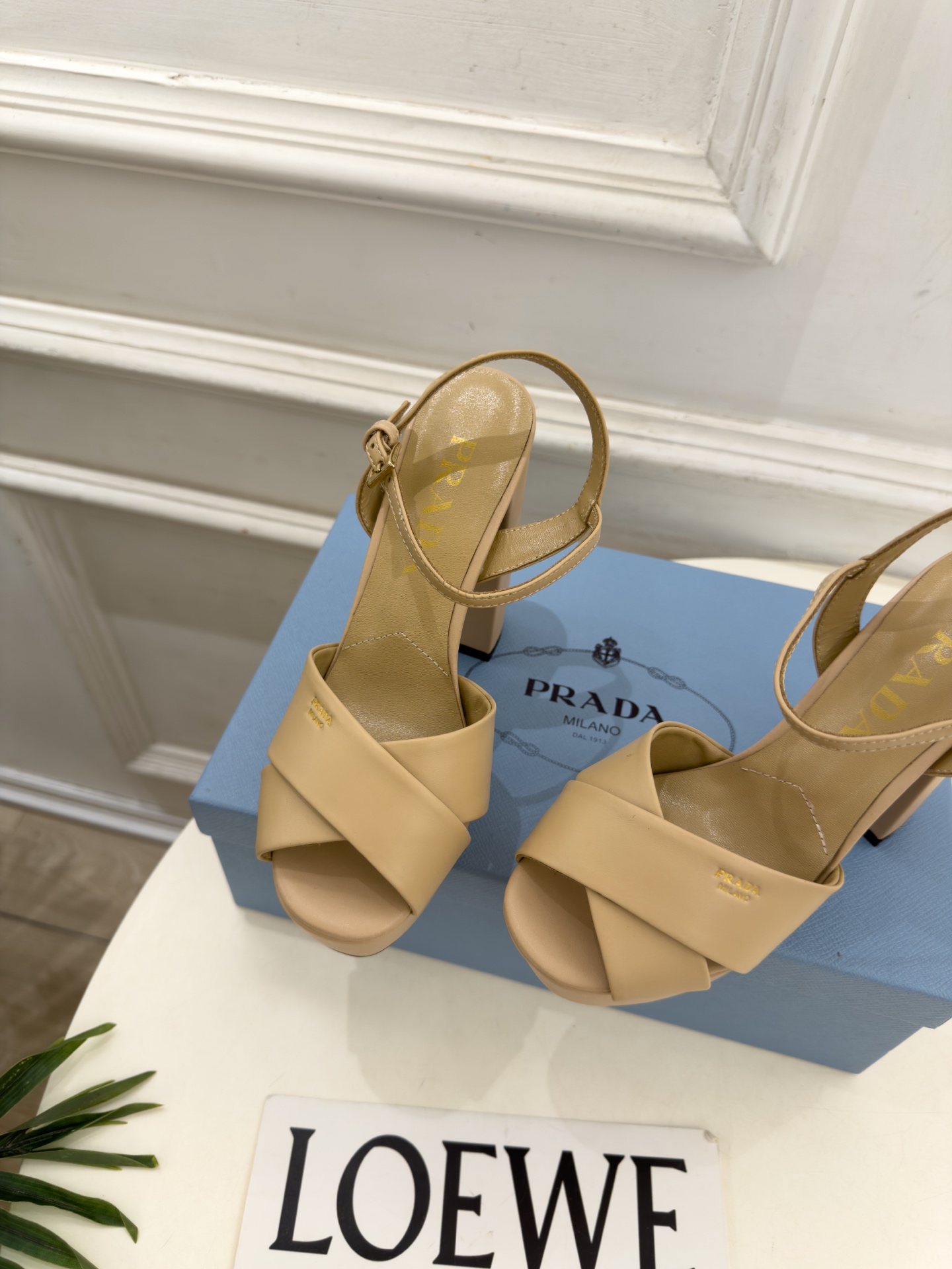PRADA 普拉达  26𝐬𝐬  🌈2026新品 专柜走秀款 经典字母交叉带防水台高跟凉鞋 系列〰 ◽鞋面：原版高定制面
