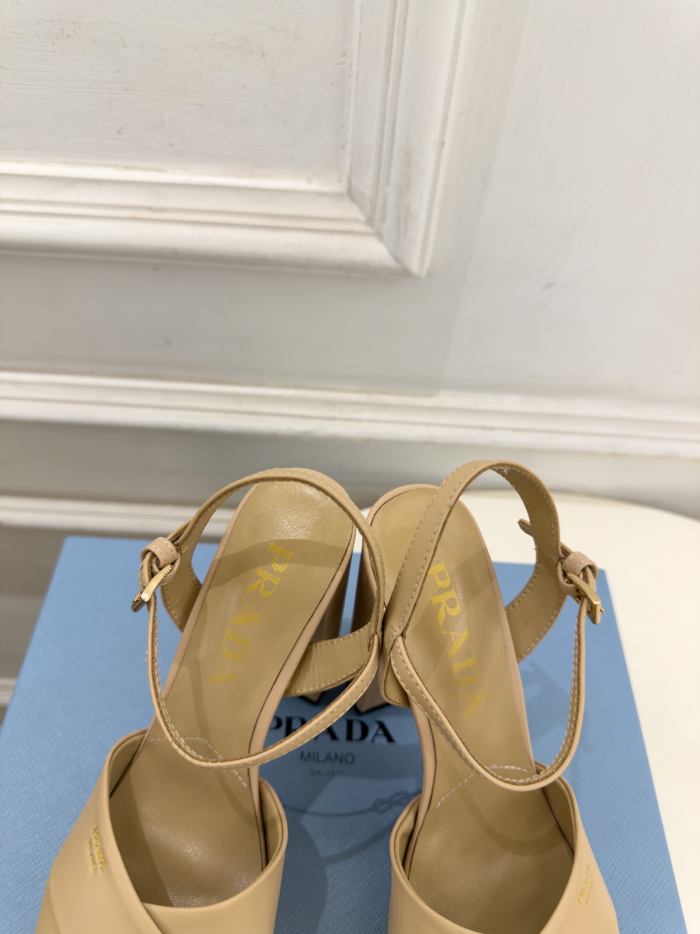 PRADA 普拉达  26𝐬𝐬  🌈2026新品 专柜走秀款 经典字母交叉带防水台高跟凉鞋 系列〰 ◽鞋面：原版高定制面