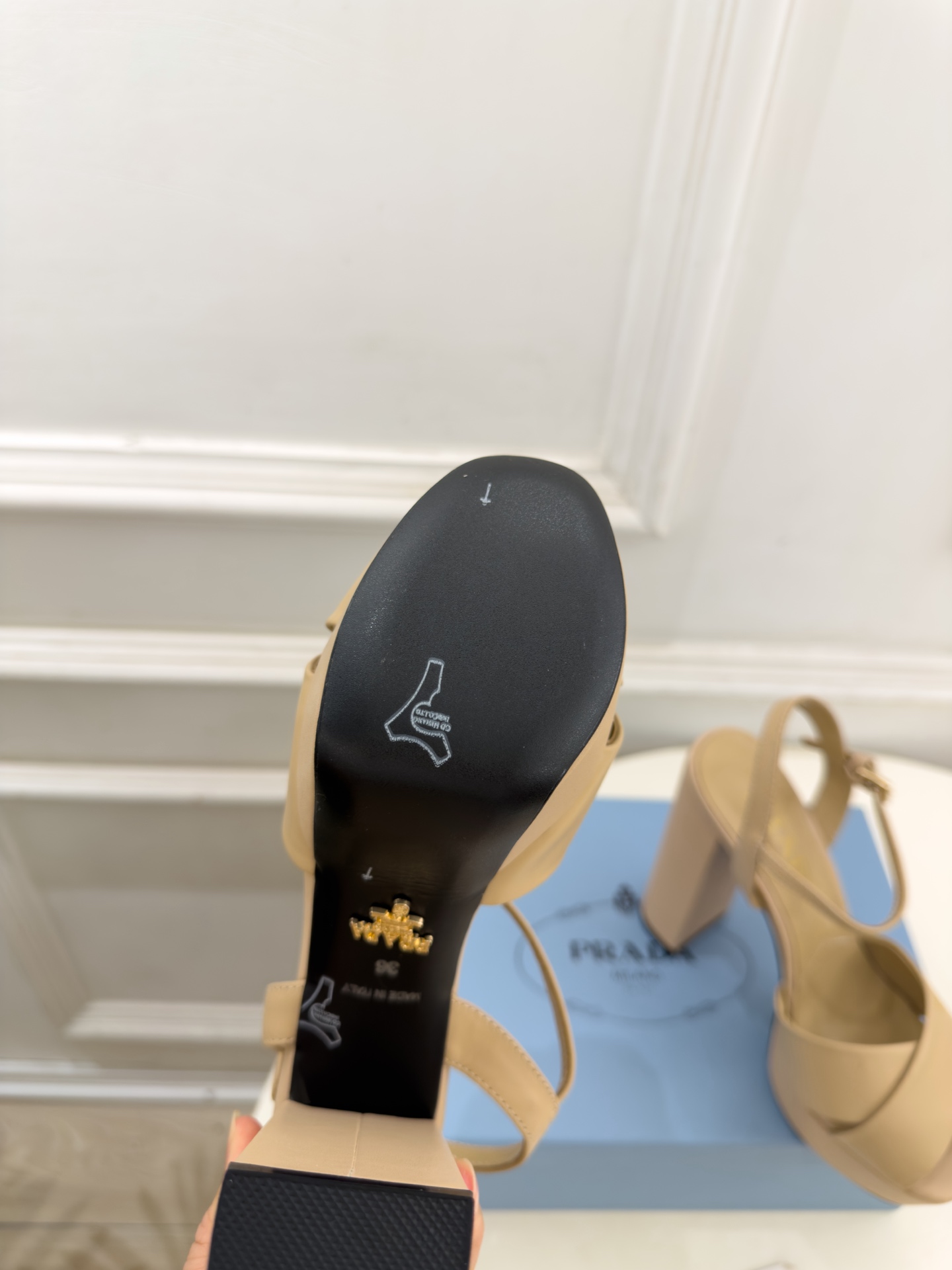 PRADA 普拉达  26𝐬𝐬  🌈2026新品 专柜走秀款 经典字母交叉带防水台高跟凉鞋 系列〰 ◽鞋面：原版高定制面
