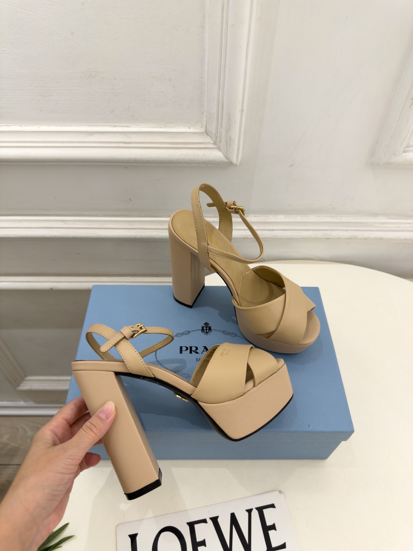 PRADA 普拉达  26𝐬𝐬  🌈2026新品 专柜走秀款 经典字母交叉带防水台高跟凉鞋 系列〰 ◽鞋面：原版高定制面