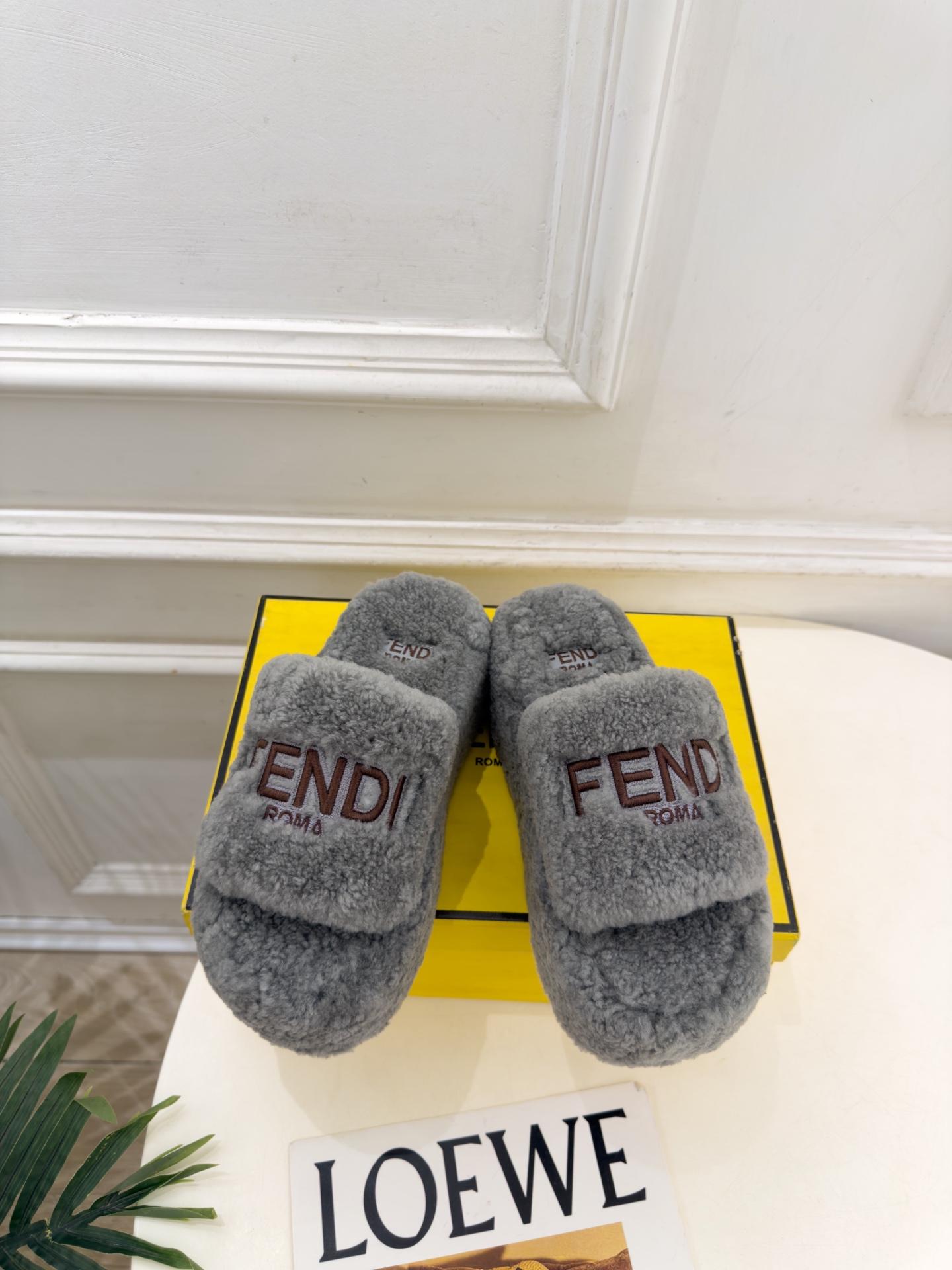 𝐅𝐄𝐍𝐃𝐈  |  芬迪  26𝐬𝐬  ⭐️2026秋冬新品 今日推荐 FD经典字母厚底毛拖 系列～ ❥ BS升级版  