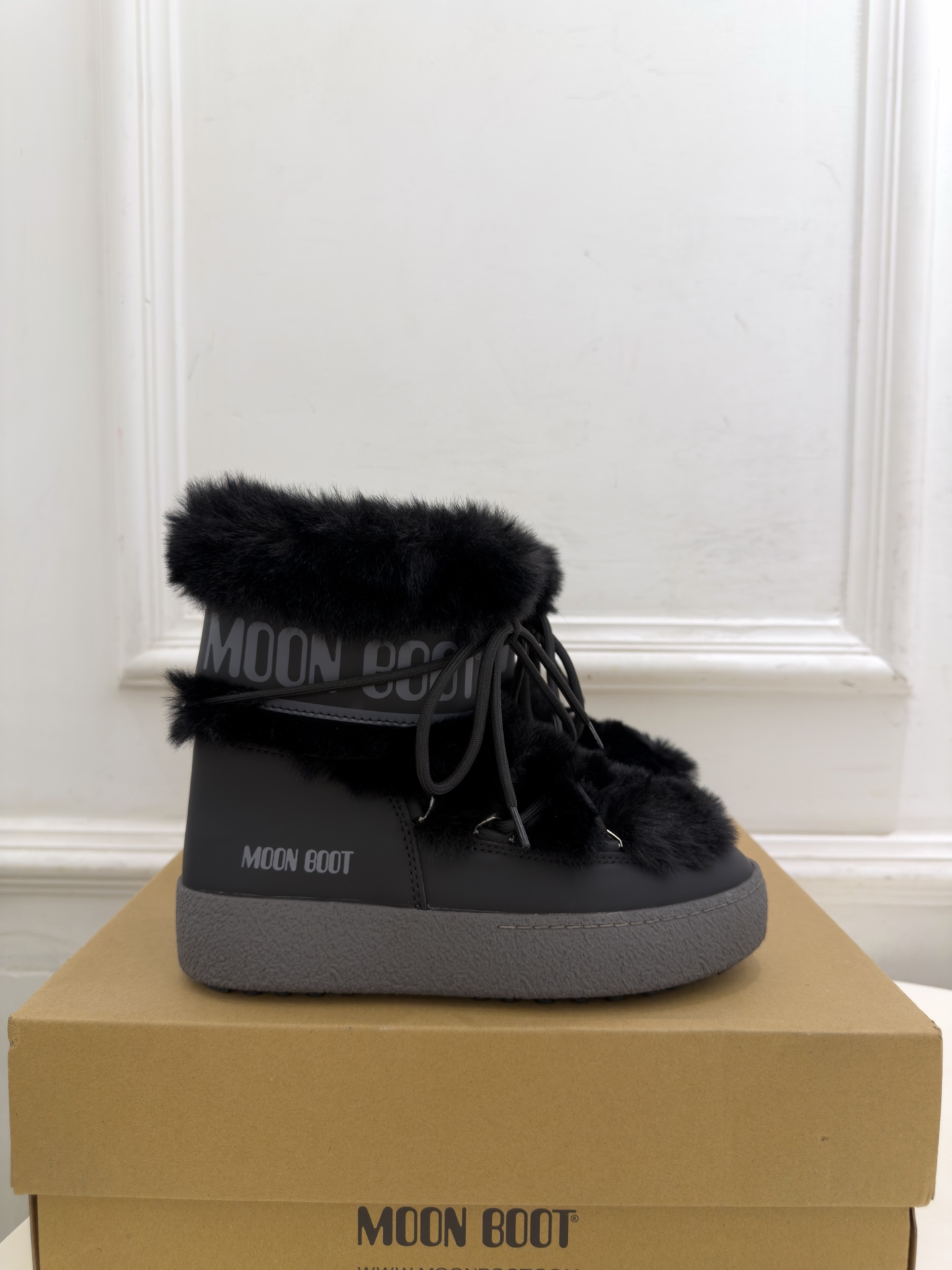 Moon Boot  2026秋冬新品 绑带毛毛厚底月亮靴 雪地靴 这款丑萌鞋今年非常爆，色彩搭配非常时尚 超酷个性非常