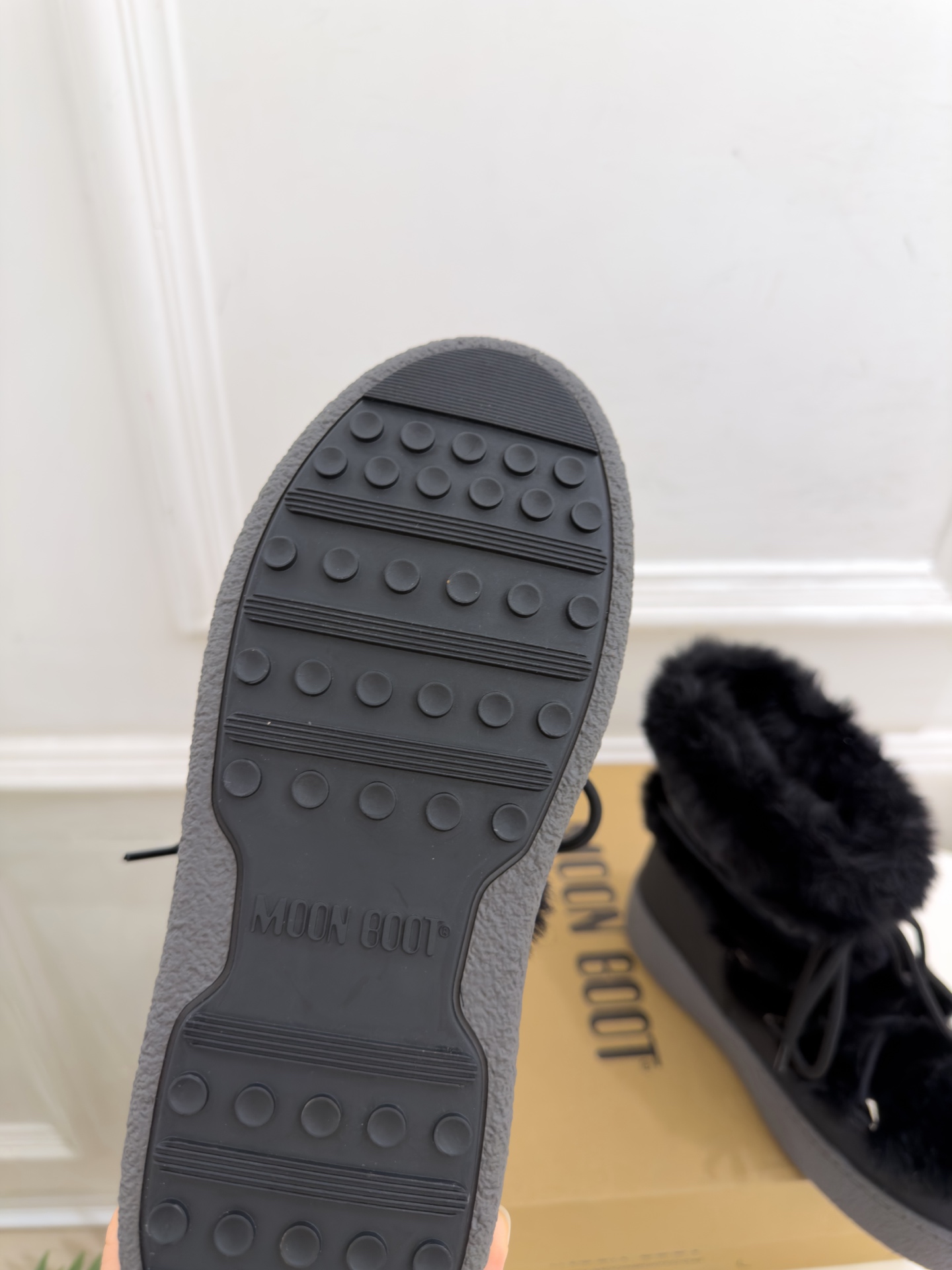 Moon Boot  2026秋冬新品 绑带毛毛厚底月亮靴 雪地靴 这款丑萌鞋今年非常爆，色彩搭配非常时尚 超酷个性非常