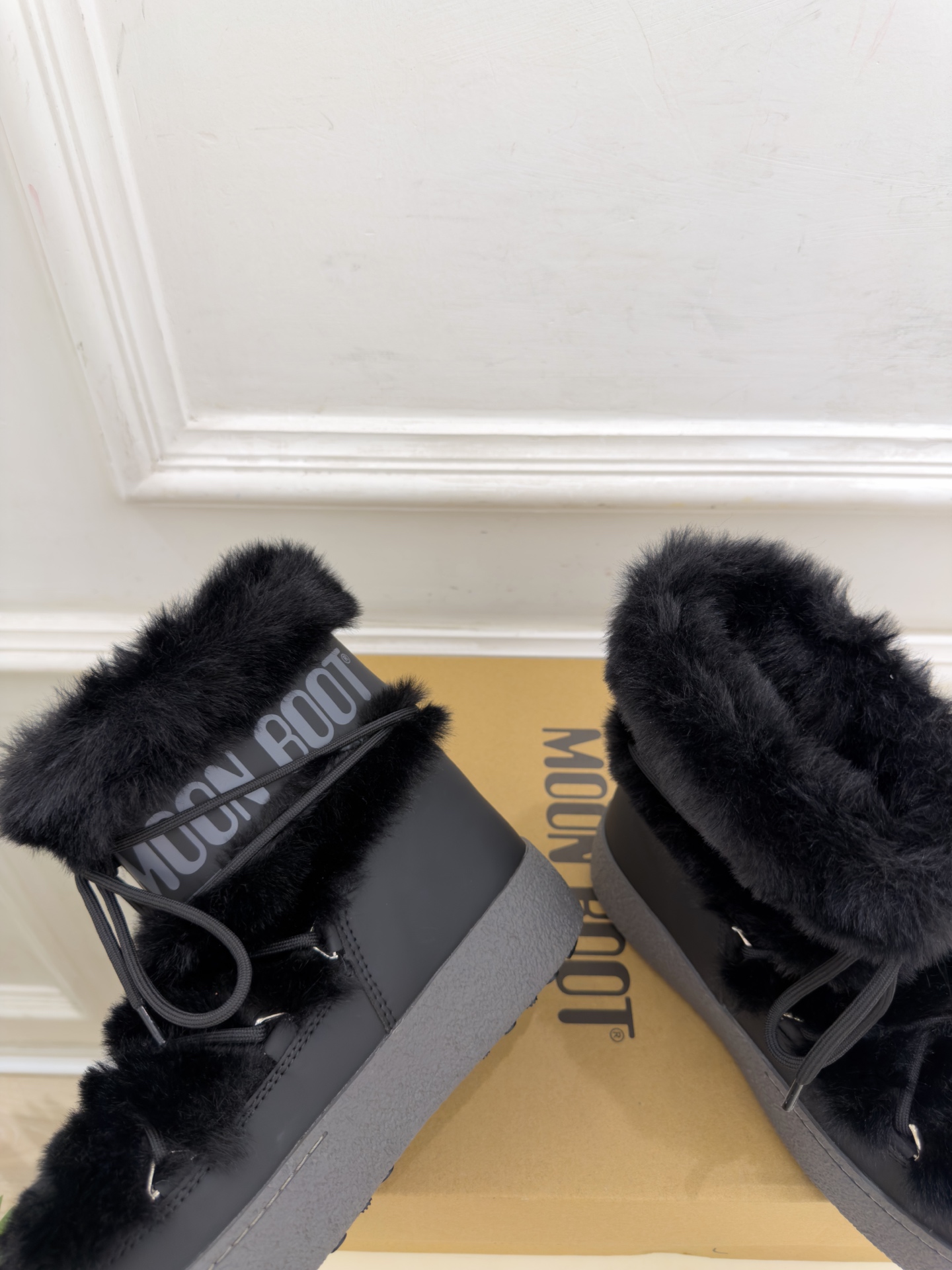 Moon Boot  2026秋冬新品 绑带毛毛厚底月亮靴 雪地靴 这款丑萌鞋今年非常爆，色彩搭配非常时尚 超酷个性非常