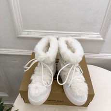 Moon Boot 2026秋冬新品 绑带毛毛厚底月亮靴 雪地靴 这款丑萌鞋今年非常爆,色彩搭配非常时尚 超酷个性非常 Moon Boot 2026秋冬新品 绑带毛毛厚底月亮靴 雪地靴 这款丑萌鞋今年非常爆,色彩搭配非常时尚 超酷个性非常