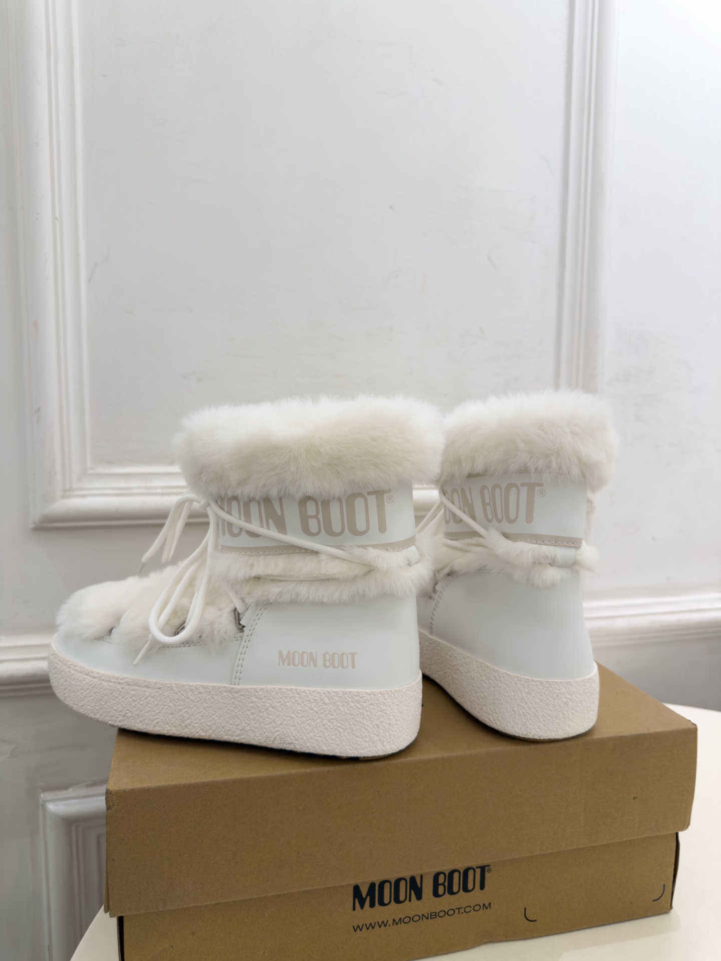 Moon Boot  2026秋冬新品 绑带毛毛厚底月亮靴 雪地靴 这款丑萌鞋今年非常爆，色彩搭配非常时尚 超酷个性非常