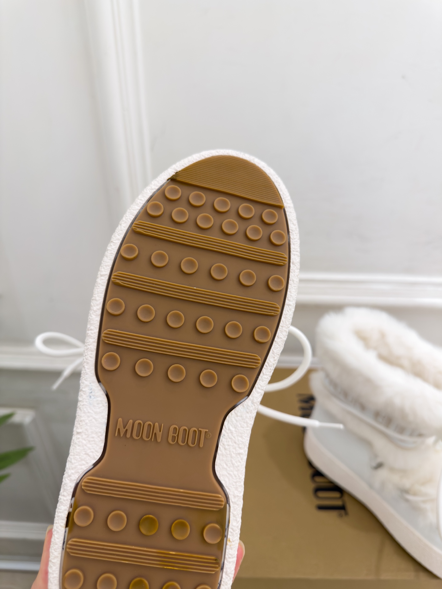 Moon Boot  2026秋冬新品 绑带毛毛厚底月亮靴 雪地靴 这款丑萌鞋今年非常爆，色彩搭配非常时尚 超酷个性非常