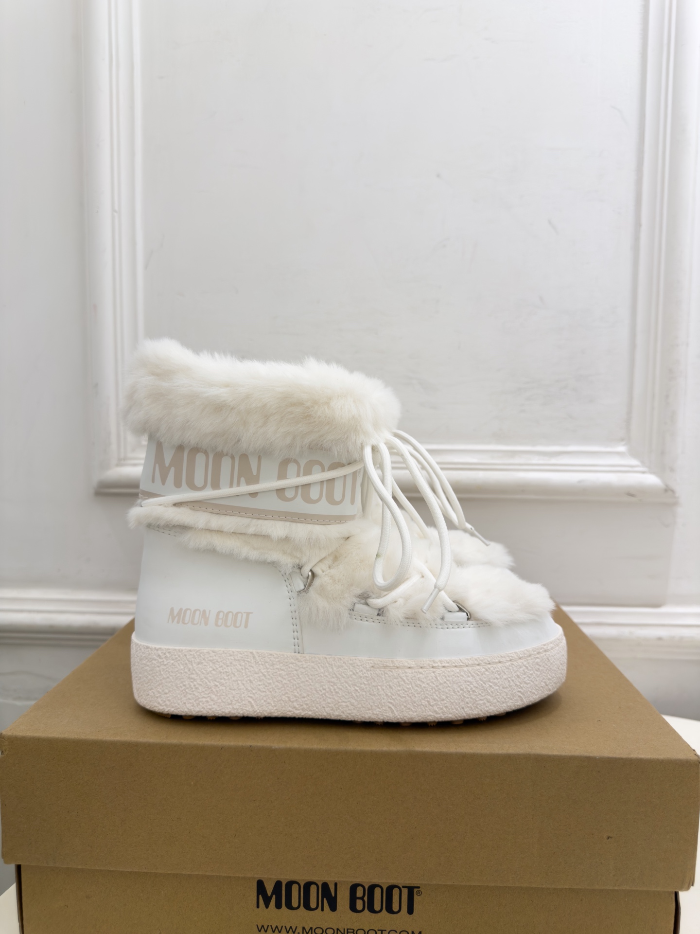 Moon Boot  2026秋冬新品 绑带毛毛厚底月亮靴 雪地靴 这款丑萌鞋今年非常爆，色彩搭配非常时尚 超酷个性非常