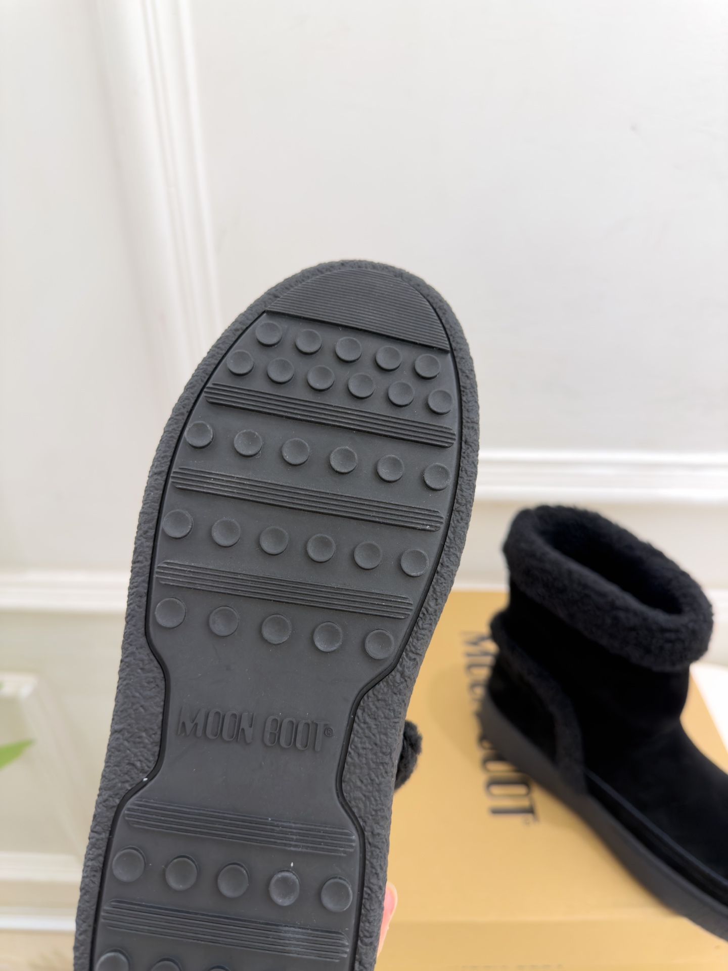 Moon Boot 2026秋冬新品 皮毛一体翻边雪地靴  这款丑萌鞋今年非常爆，色彩搭配非常时尚 超酷个性非常强！潮派
