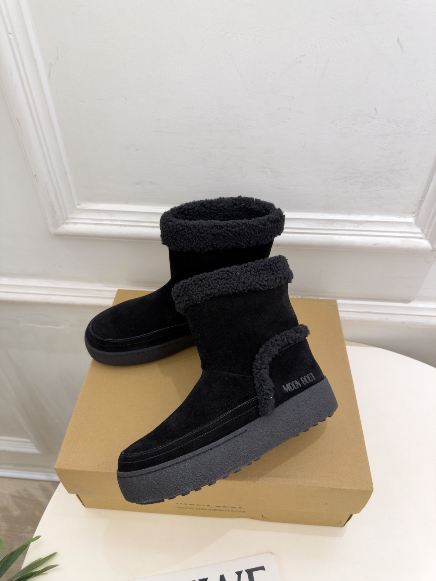 Moon Boot 2026秋冬新品 皮毛一体翻边雪地靴  这款丑萌鞋今年非常爆，色彩搭配非常时尚 超酷个性非常强！潮派