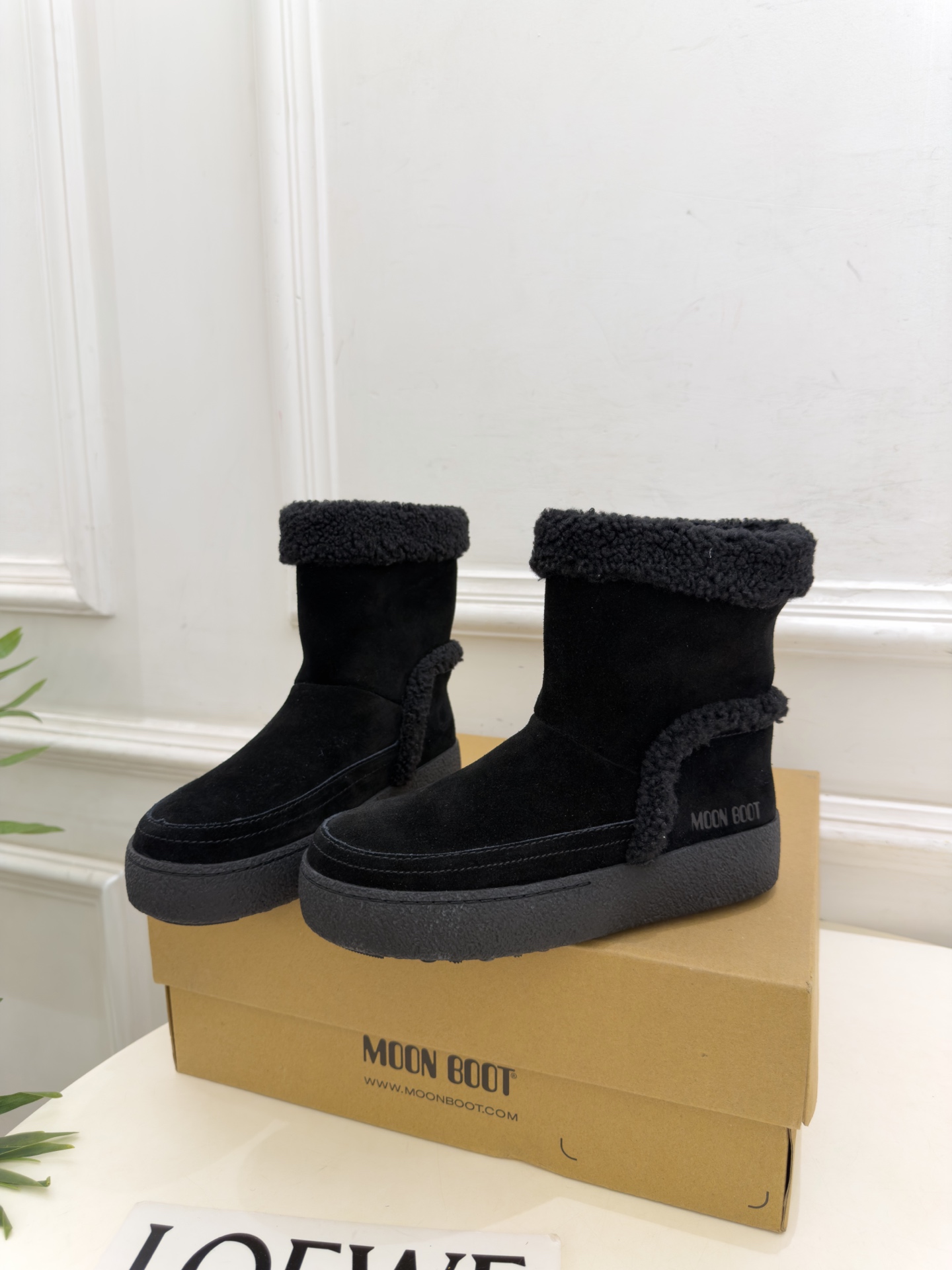 Moon Boot 2026秋冬新品 皮毛一体翻边雪地靴  这款丑萌鞋今年非常爆，色彩搭配非常时尚 超酷个性非常强！潮派