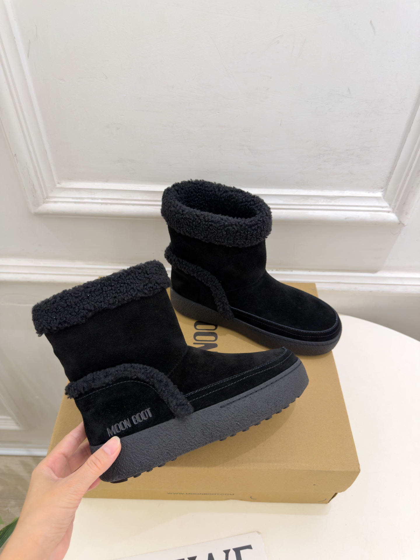Moon Boot 2026秋冬新品 皮毛一体翻边雪地靴  这款丑萌鞋今年非常爆，色彩搭配非常时尚 超酷个性非常强！潮派
