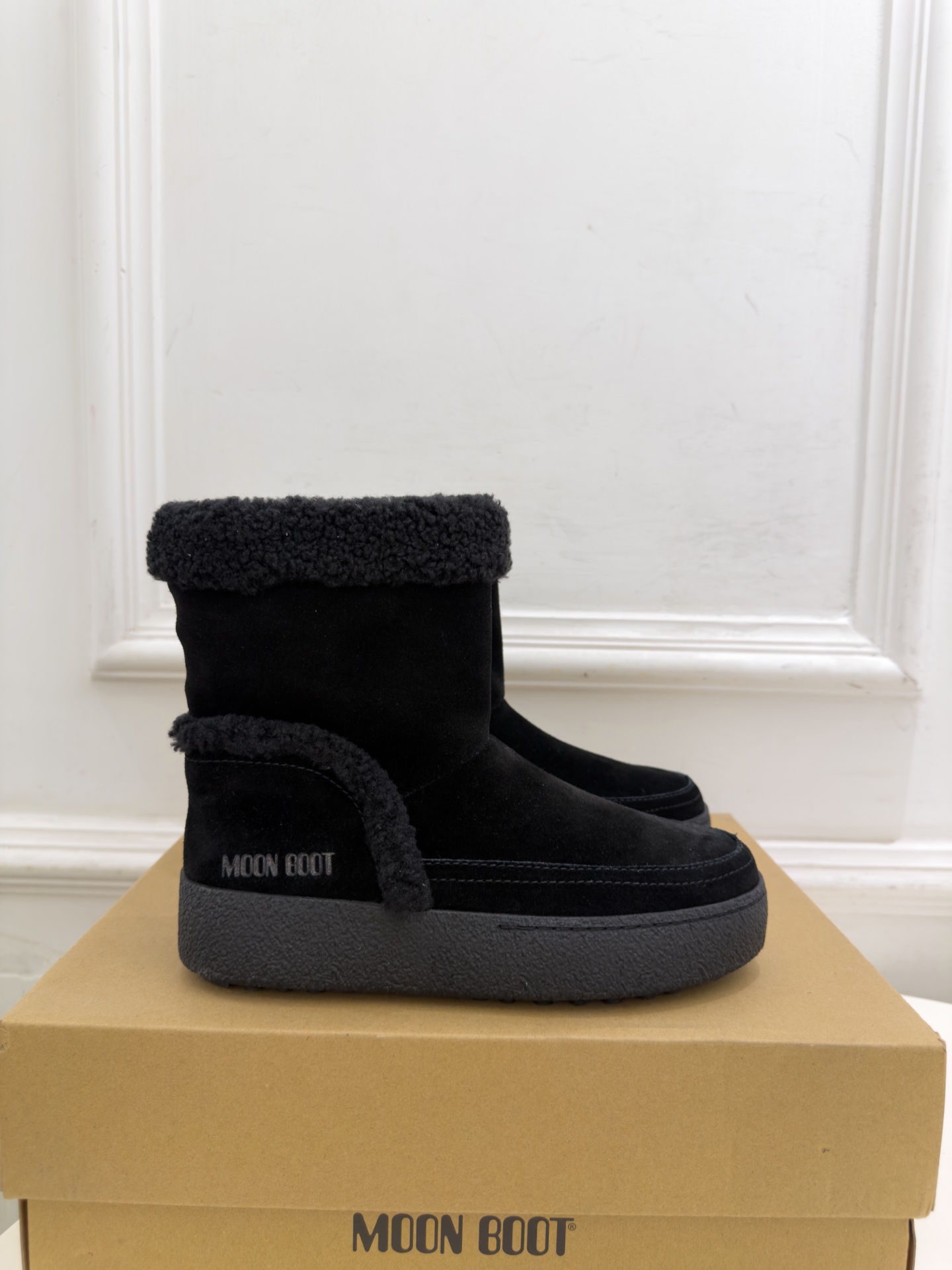 Moon Boot 2026秋冬新品 皮毛一体翻边雪地靴  这款丑萌鞋今年非常爆，色彩搭配非常时尚 超酷个性非常强！潮派