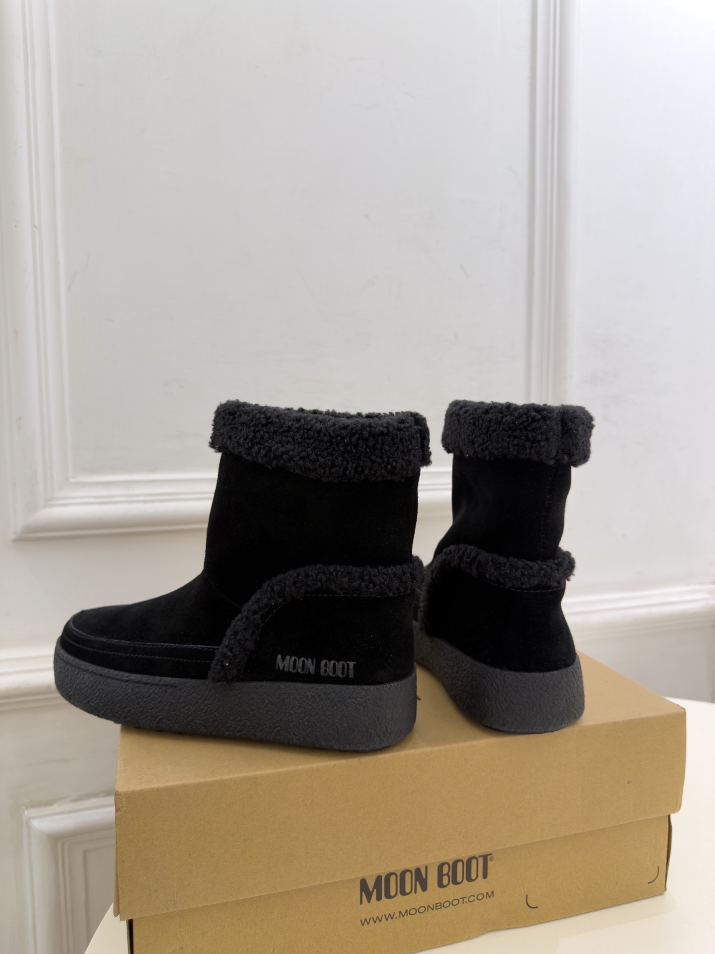 Moon Boot 2026秋冬新品 皮毛一体翻边雪地靴  这款丑萌鞋今年非常爆，色彩搭配非常时尚 超酷个性非常强！潮派