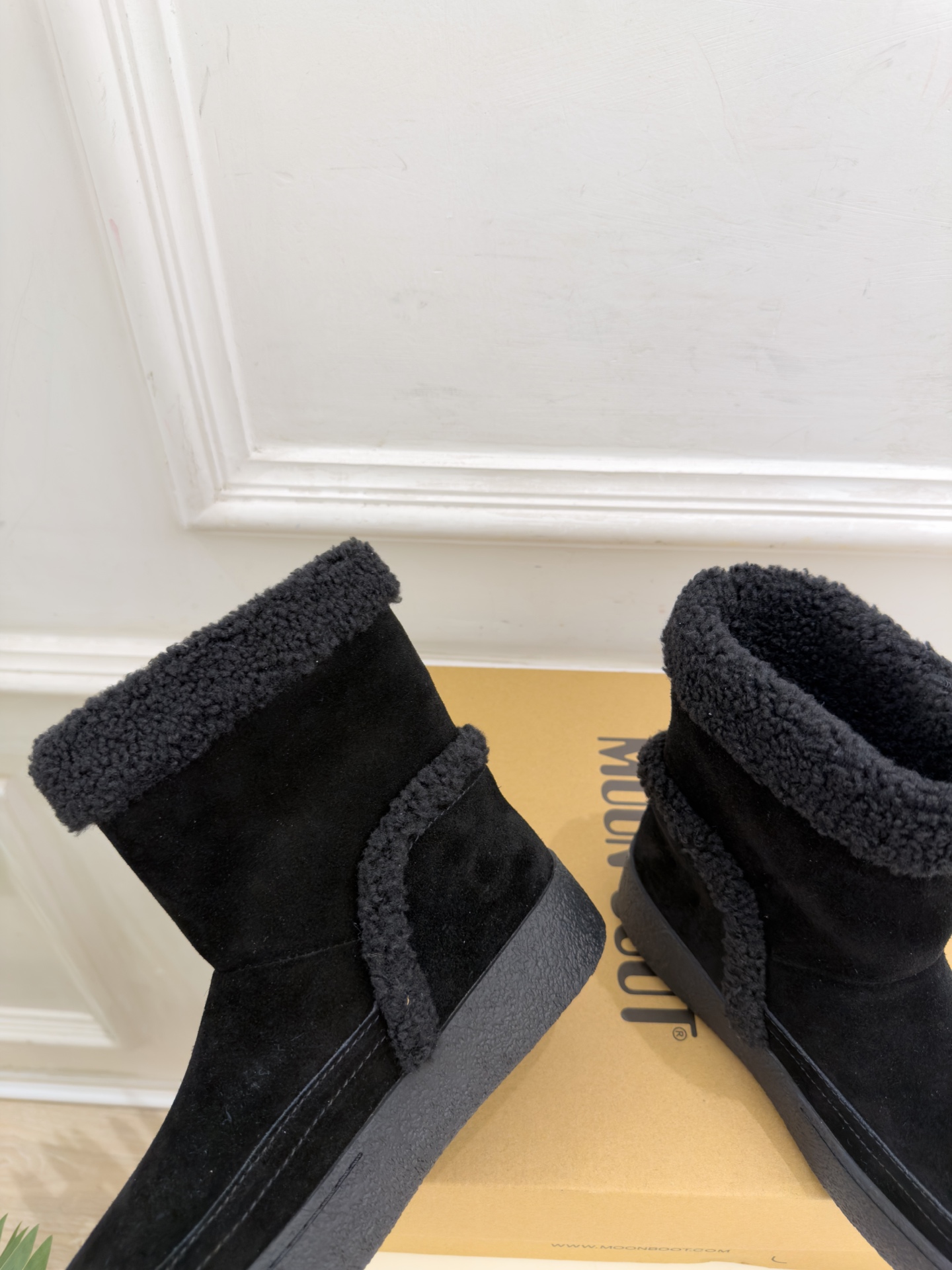 Moon Boot 2026秋冬新品 皮毛一体翻边雪地靴  这款丑萌鞋今年非常爆，色彩搭配非常时尚 超酷个性非常强！潮派