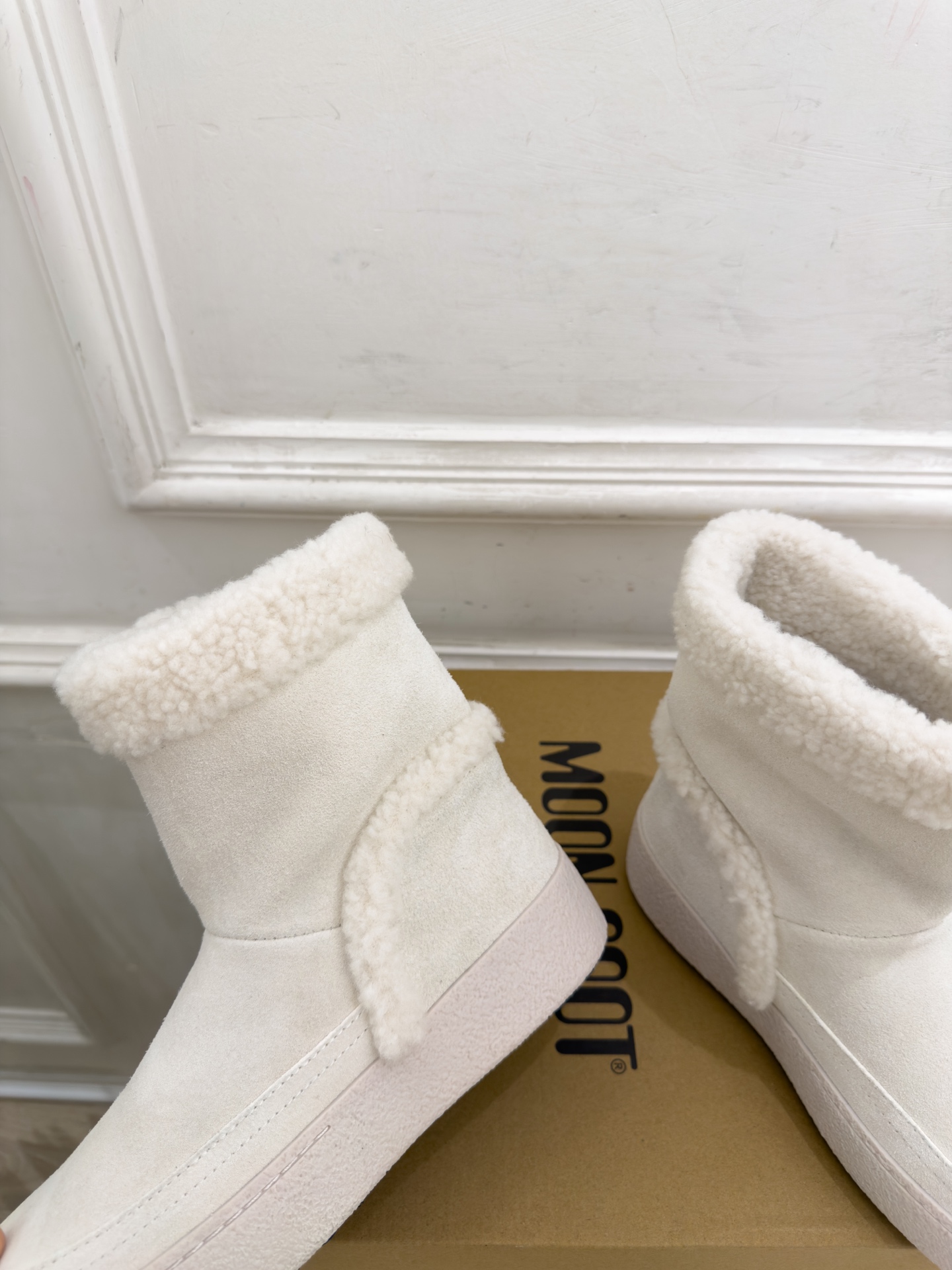 Moon Boot 2026秋冬新品 皮毛一体翻边雪地靴  这款丑萌鞋今年非常爆，色彩搭配非常时尚 超酷个性非常强！潮派