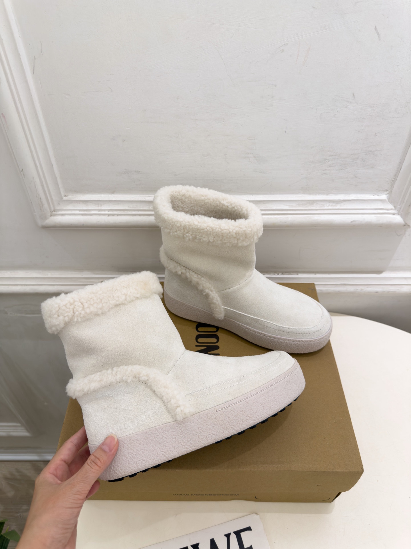 Moon Boot 2026秋冬新品 皮毛一体翻边雪地靴  这款丑萌鞋今年非常爆，色彩搭配非常时尚 超酷个性非常强！潮派