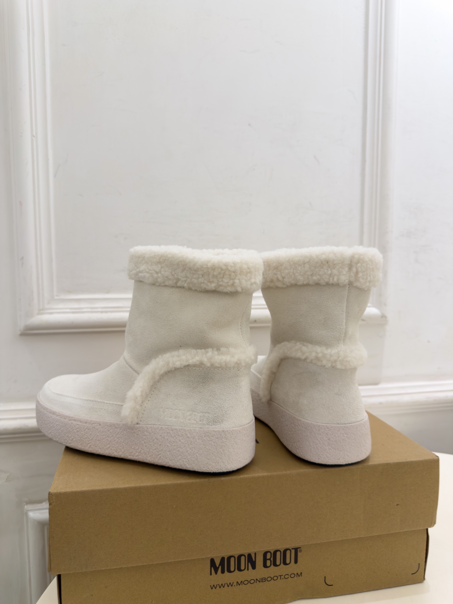 Moon Boot 2026秋冬新品 皮毛一体翻边雪地靴  这款丑萌鞋今年非常爆，色彩搭配非常时尚 超酷个性非常强！潮派