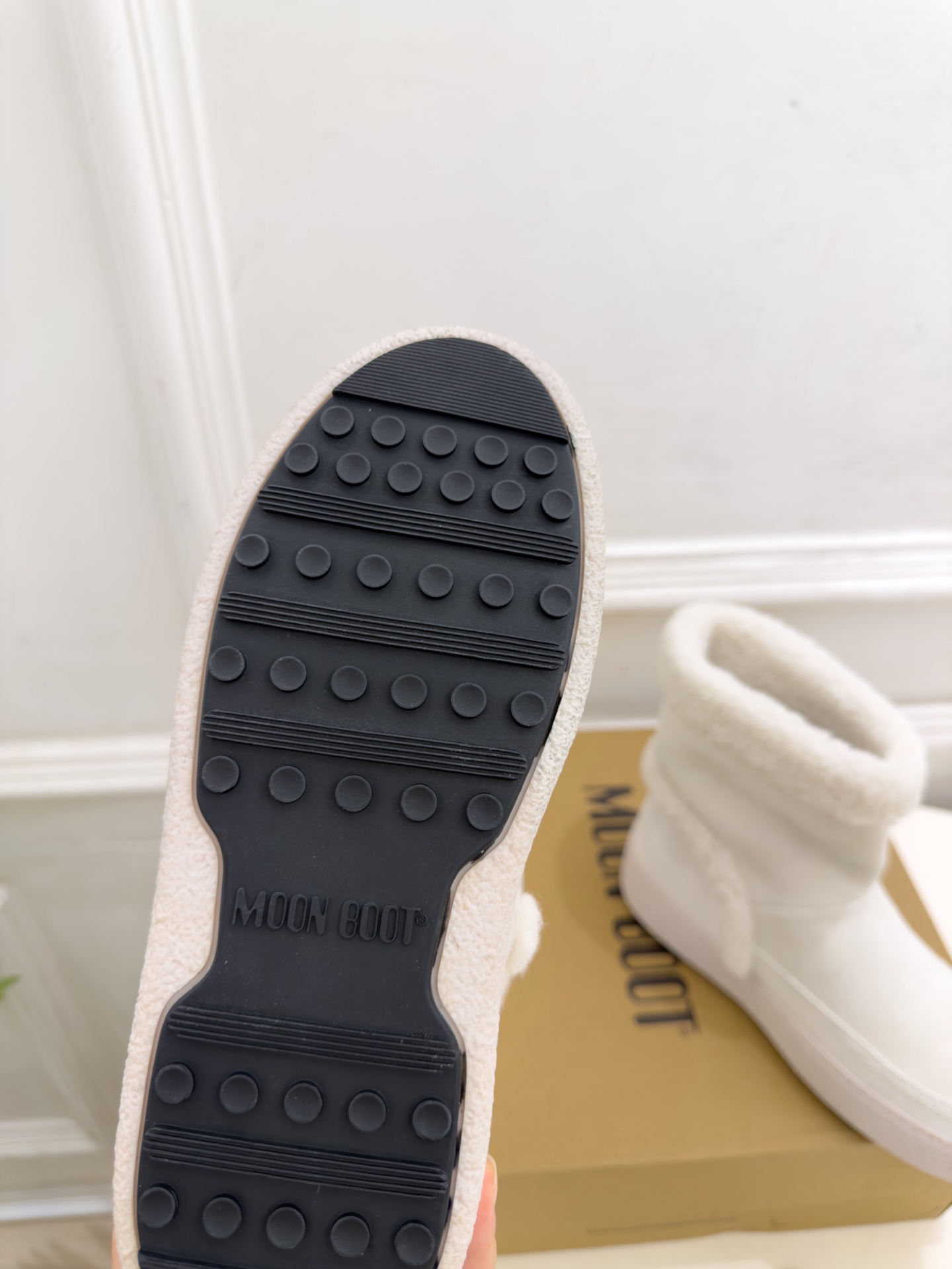 Moon Boot 2026秋冬新品 皮毛一体翻边雪地靴  这款丑萌鞋今年非常爆，色彩搭配非常时尚 超酷个性非常强！潮派