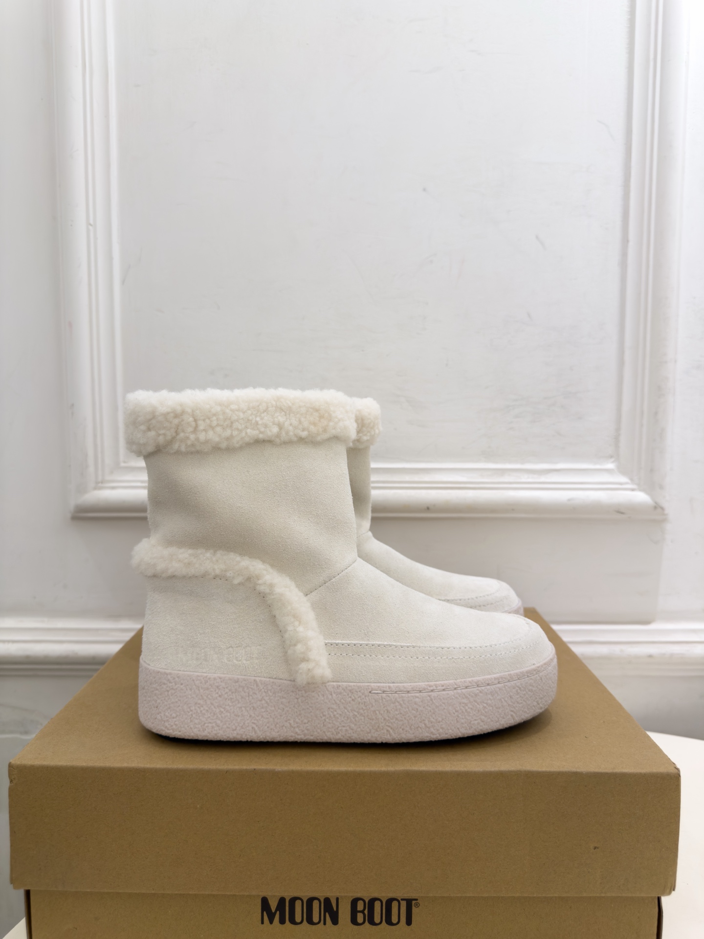 Moon Boot 2026秋冬新品 皮毛一体翻边雪地靴  这款丑萌鞋今年非常爆，色彩搭配非常时尚 超酷个性非常强！潮派