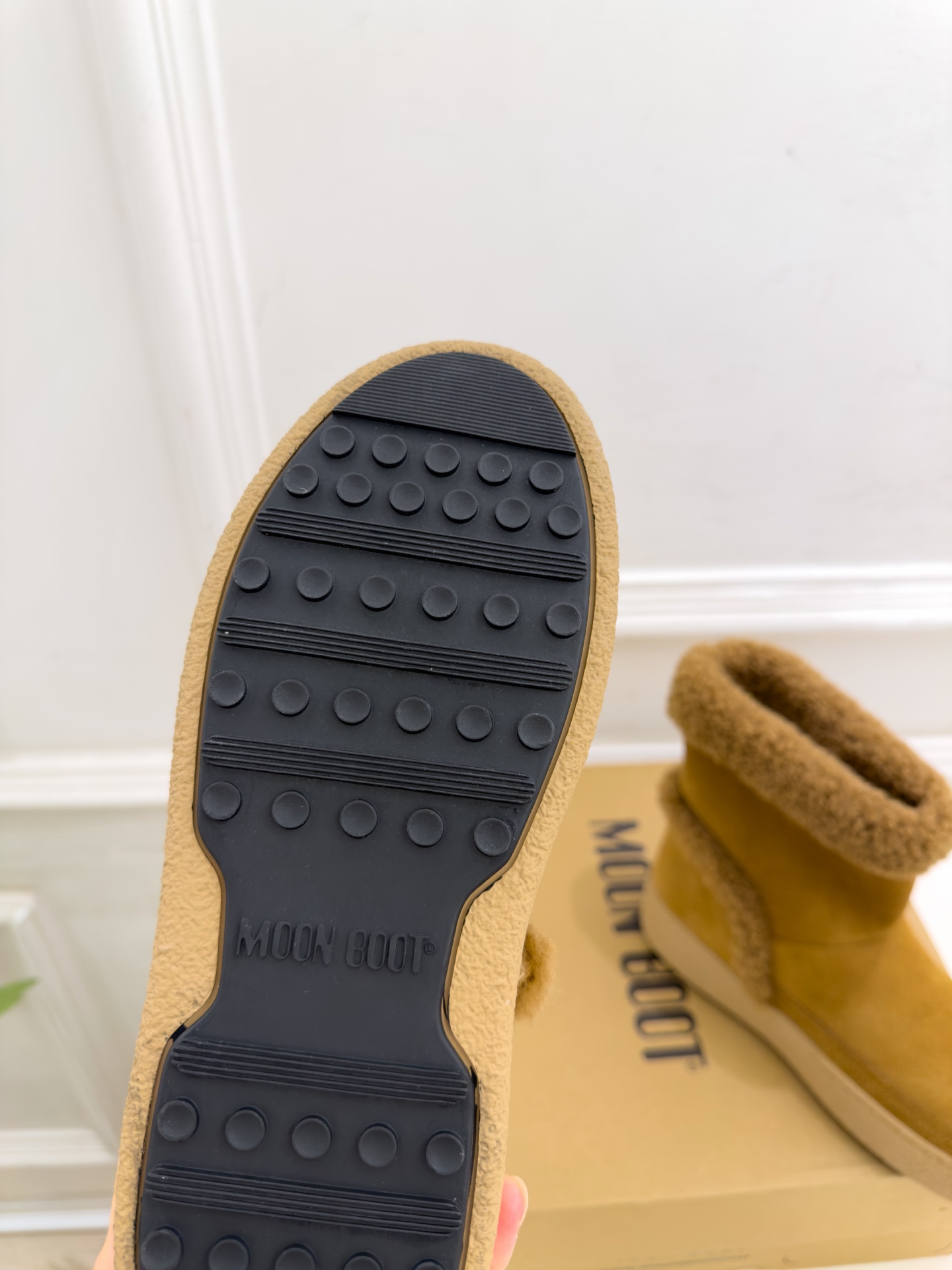 Moon Boot 2026秋冬新品 皮毛一体翻边雪地靴  这款丑萌鞋今年非常爆，色彩搭配非常时尚 超酷个性非常强！潮派