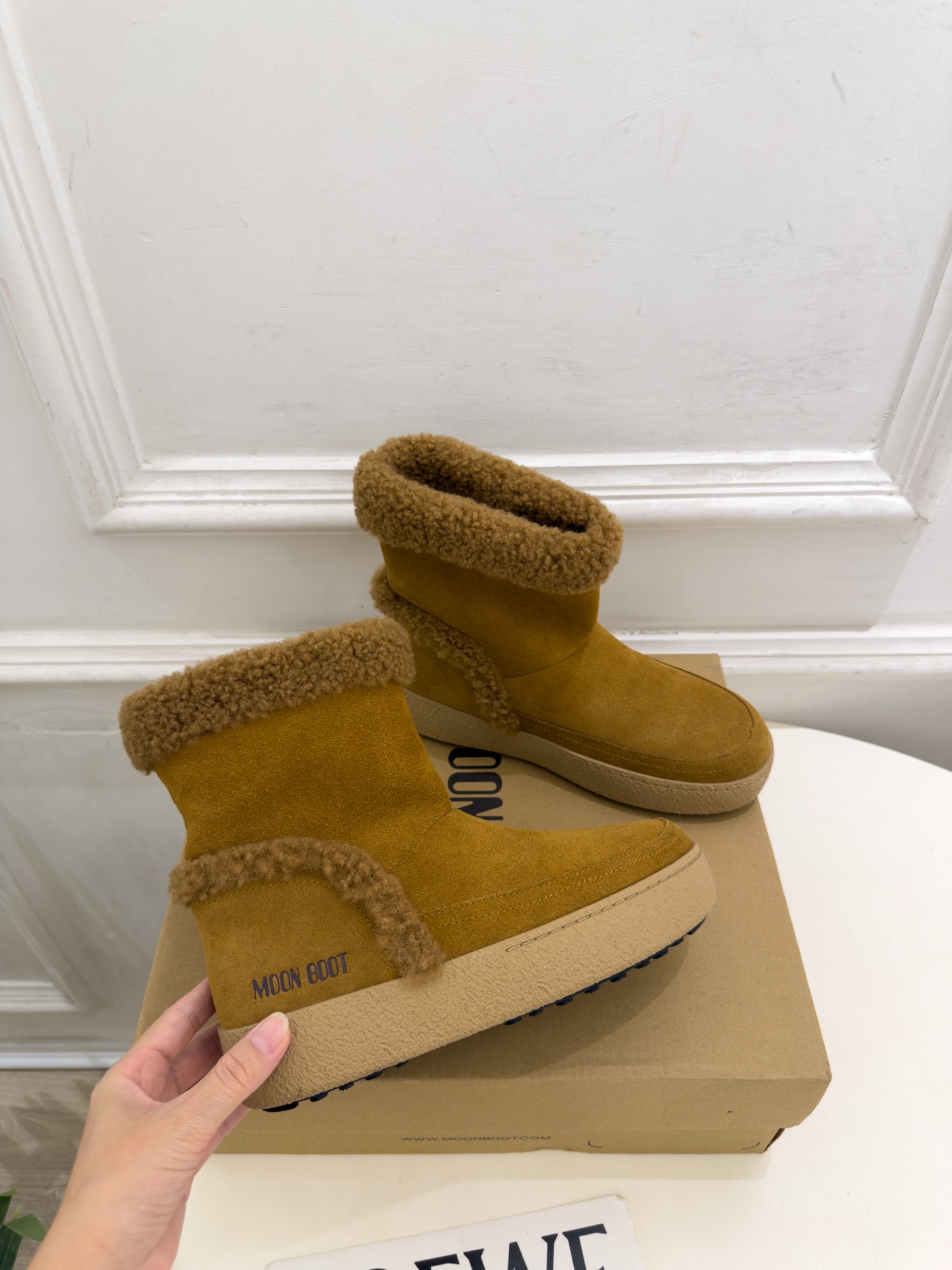 Moon Boot 2026秋冬新品 皮毛一体翻边雪地靴  这款丑萌鞋今年非常爆，色彩搭配非常时尚 超酷个性非常强！潮派