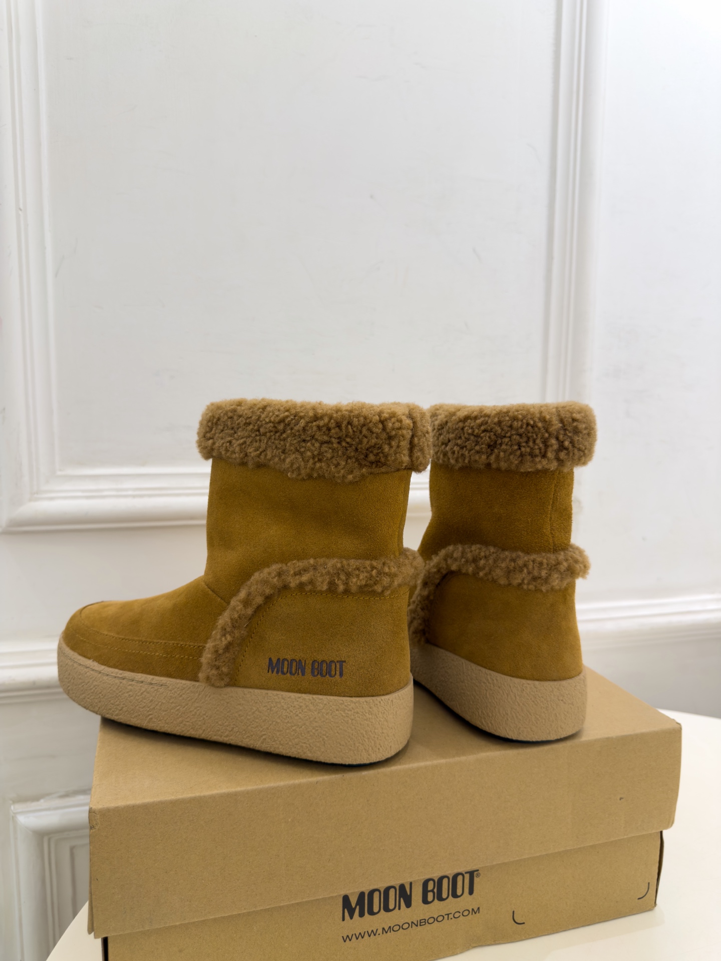 Moon Boot 2026秋冬新品 皮毛一体翻边雪地靴  这款丑萌鞋今年非常爆，色彩搭配非常时尚 超酷个性非常强！潮派