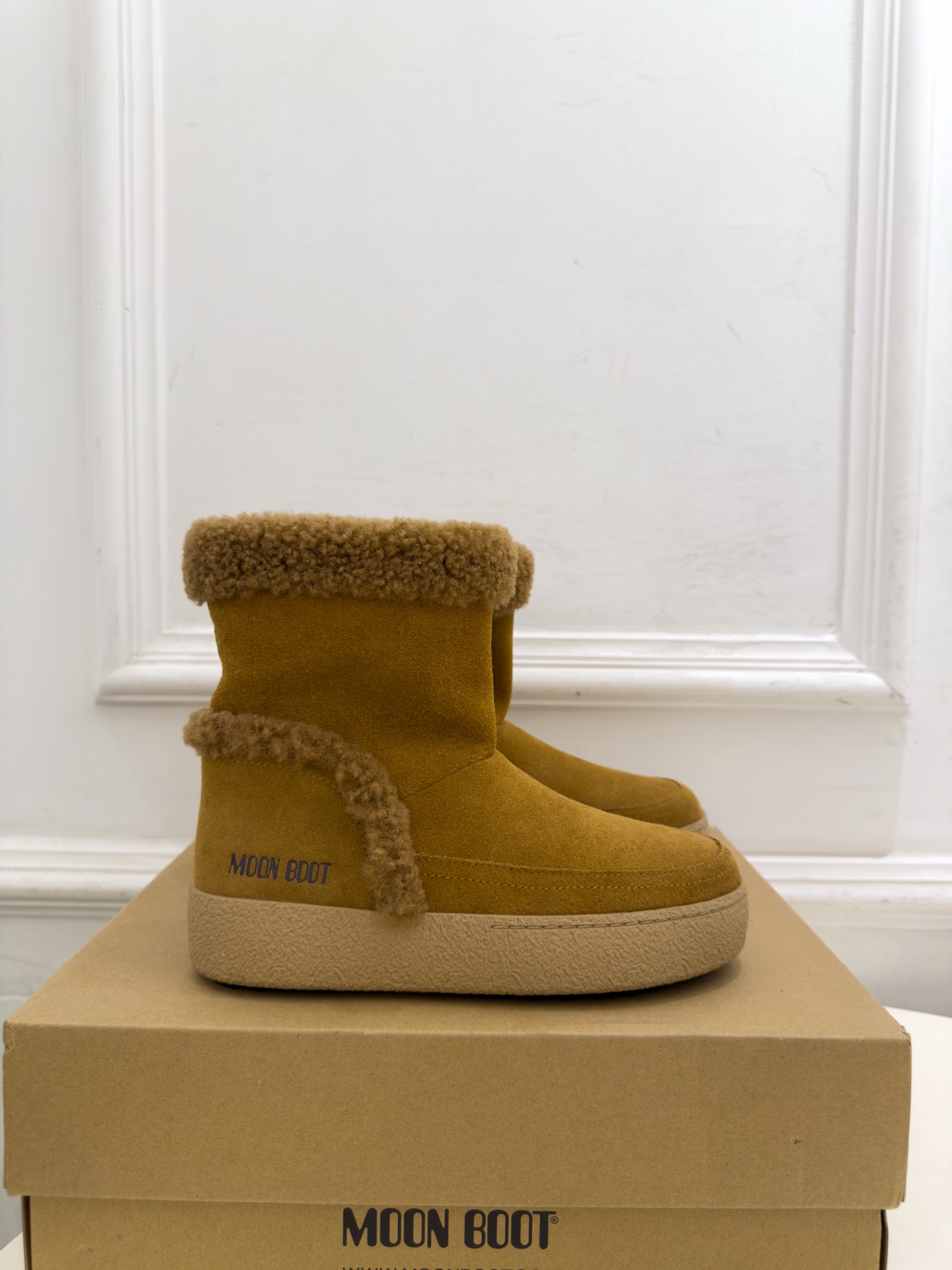 Moon Boot 2026秋冬新品 皮毛一体翻边雪地靴  这款丑萌鞋今年非常爆，色彩搭配非常时尚 超酷个性非常强！潮派
