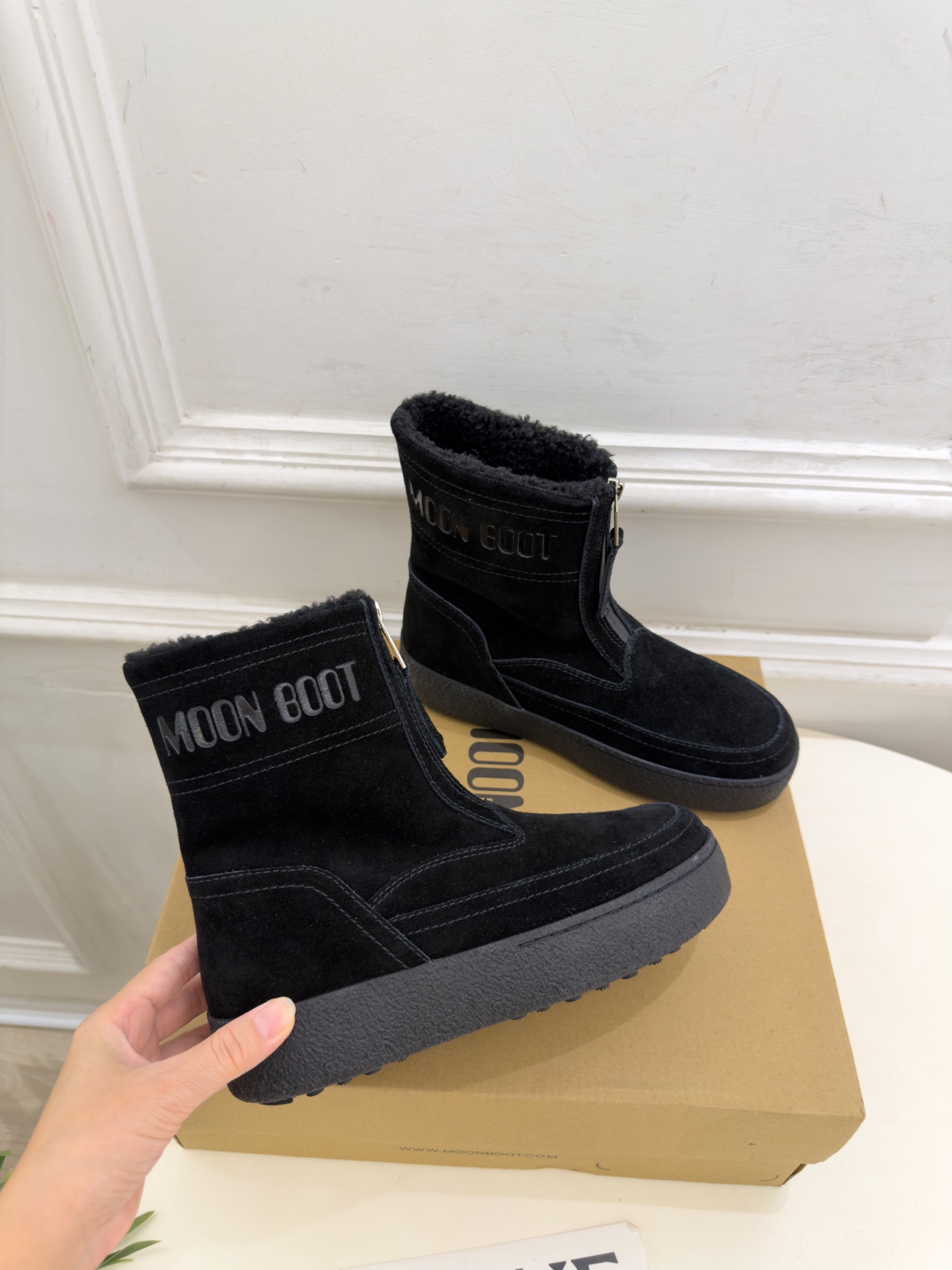 Moon Boot 2026秋冬新品 前拉链厚底雪地靴 这款丑萌鞋今年非常爆,色彩搭配非常时尚 超酷个性非常强!潮派炸 Moon Boot 2026秋冬新品 前拉链厚底雪地靴 这款丑萌鞋今年非常爆,色彩搭配非常时尚 超酷个性非常强!潮派炸