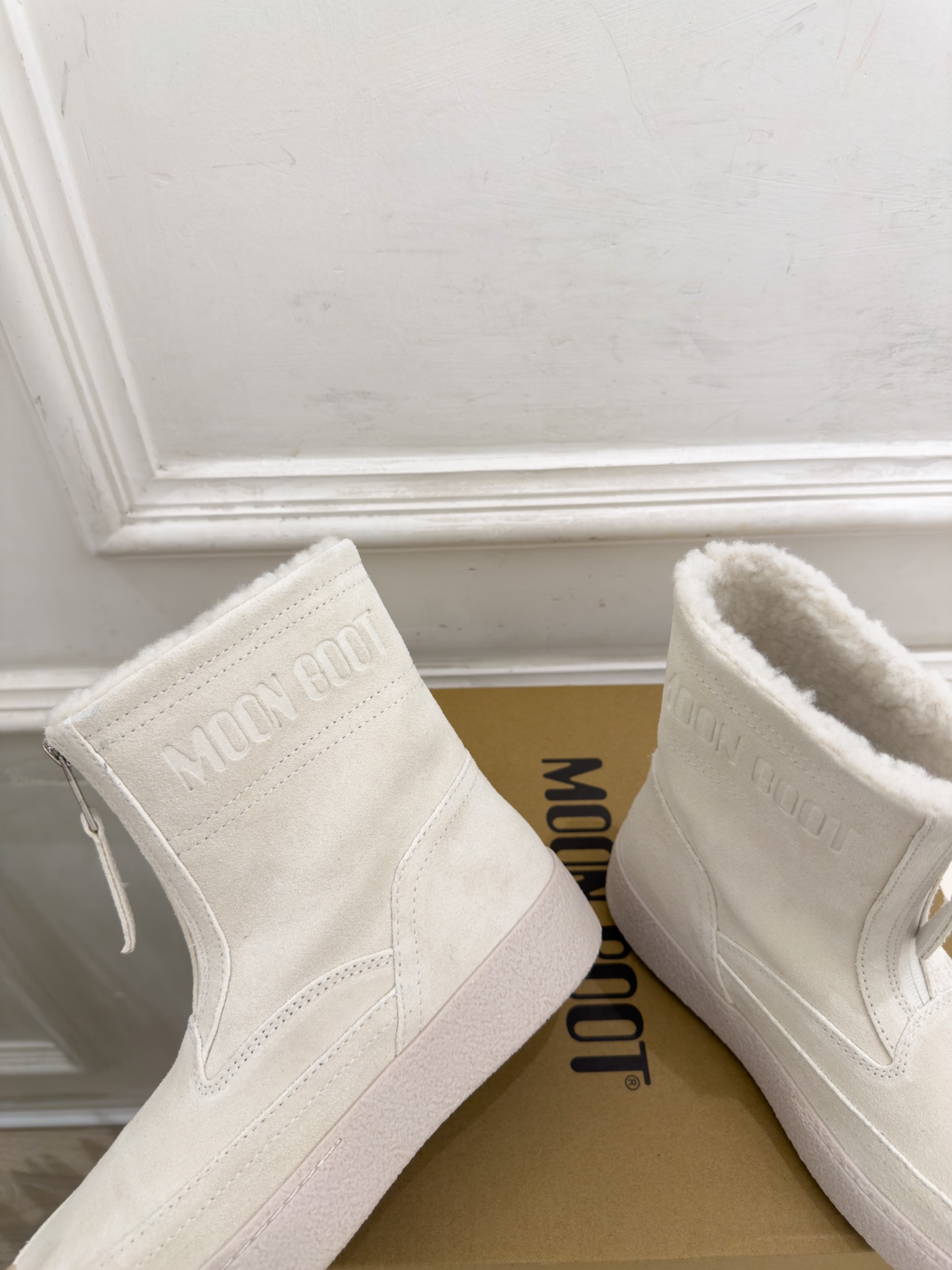Moon Boot 2026秋冬新品 前拉链厚底雪地靴  这款丑萌鞋今年非常爆，色彩搭配非常时尚 超酷个性非常强！潮派炸