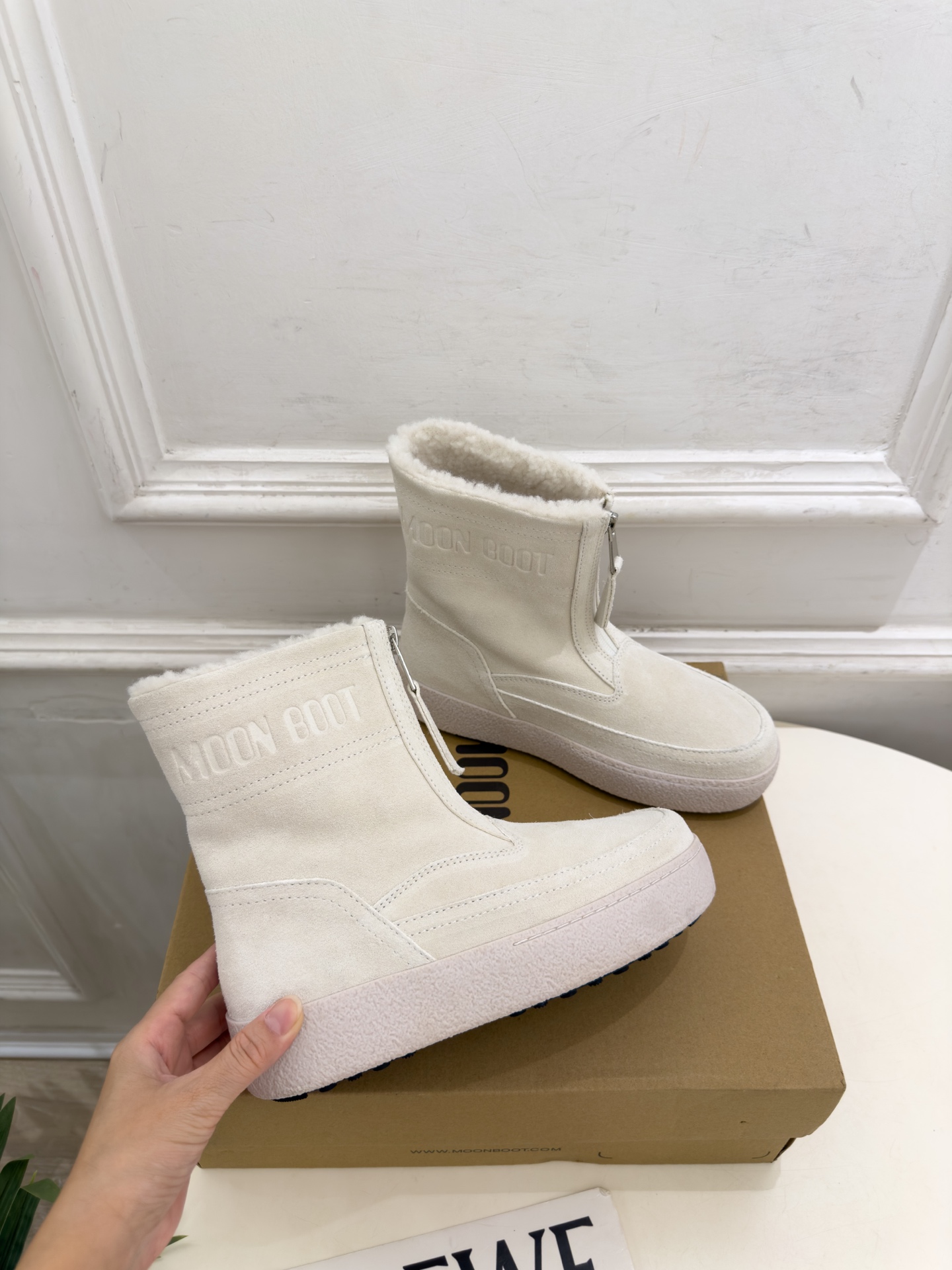 Moon Boot 2026秋冬新品 前拉链厚底雪地靴  这款丑萌鞋今年非常爆，色彩搭配非常时尚 超酷个性非常强！潮派炸