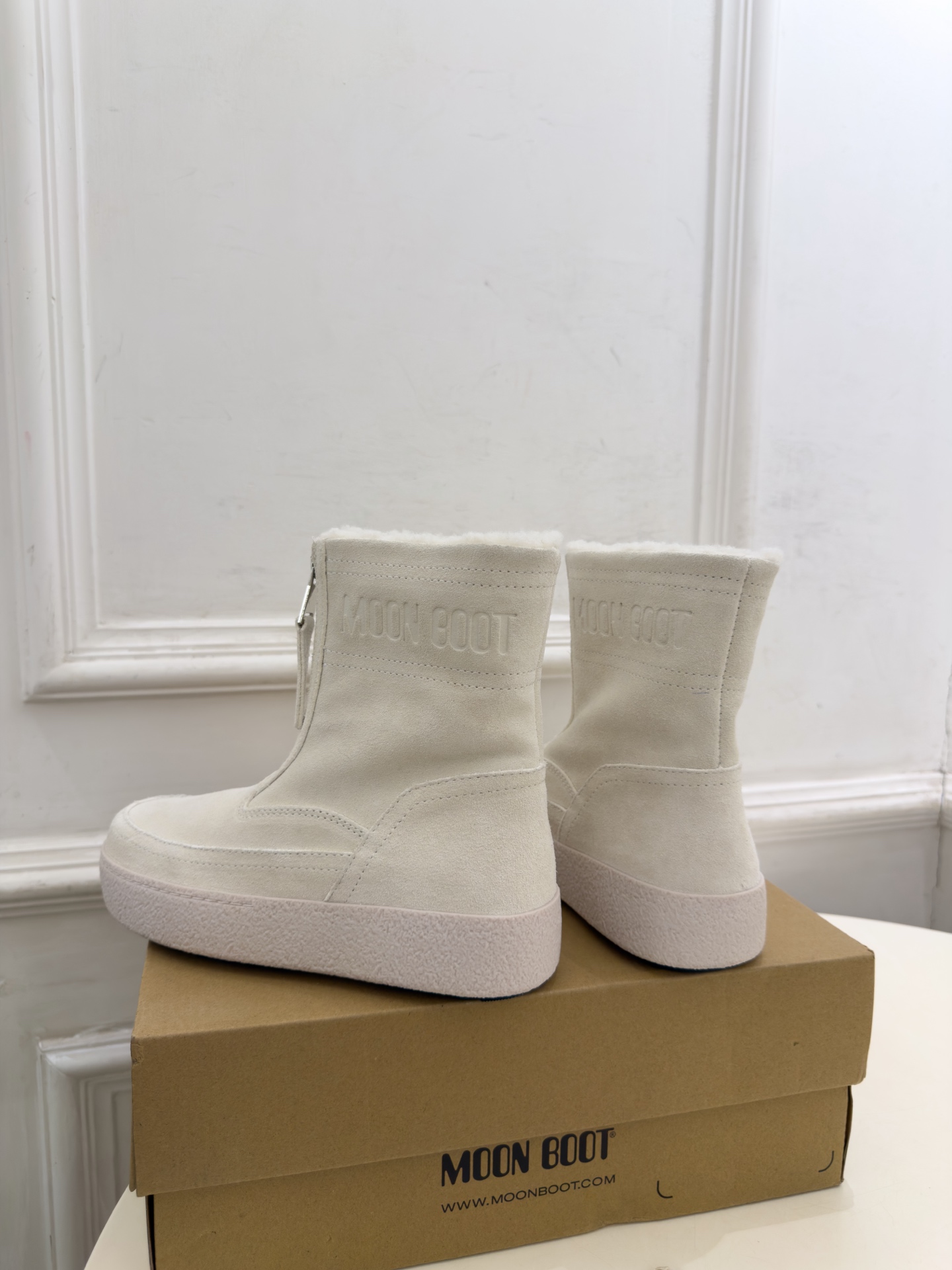 Moon Boot 2026秋冬新品 前拉链厚底雪地靴  这款丑萌鞋今年非常爆，色彩搭配非常时尚 超酷个性非常强！潮派炸