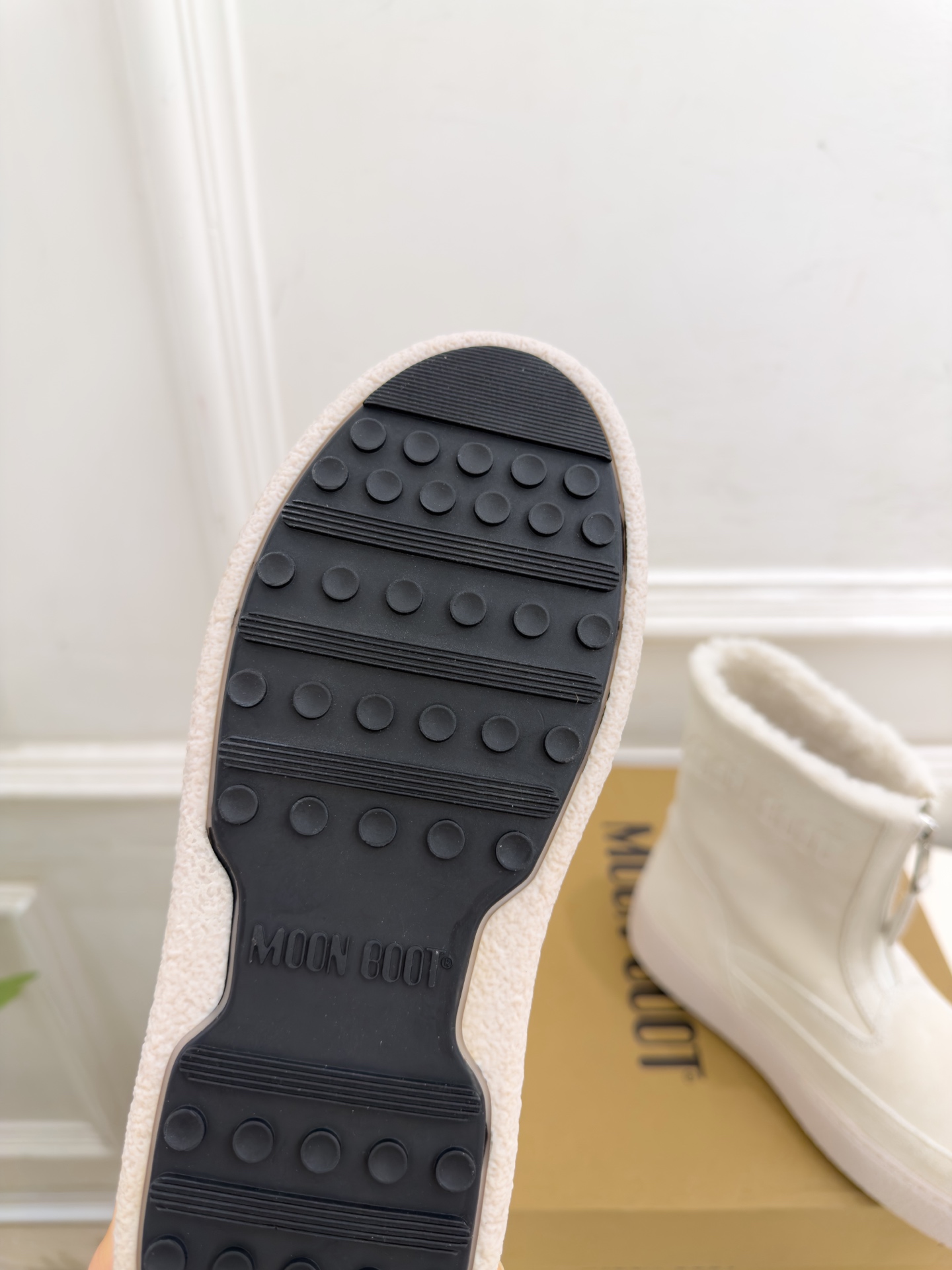 Moon Boot 2026秋冬新品 前拉链厚底雪地靴  这款丑萌鞋今年非常爆，色彩搭配非常时尚 超酷个性非常强！潮派炸