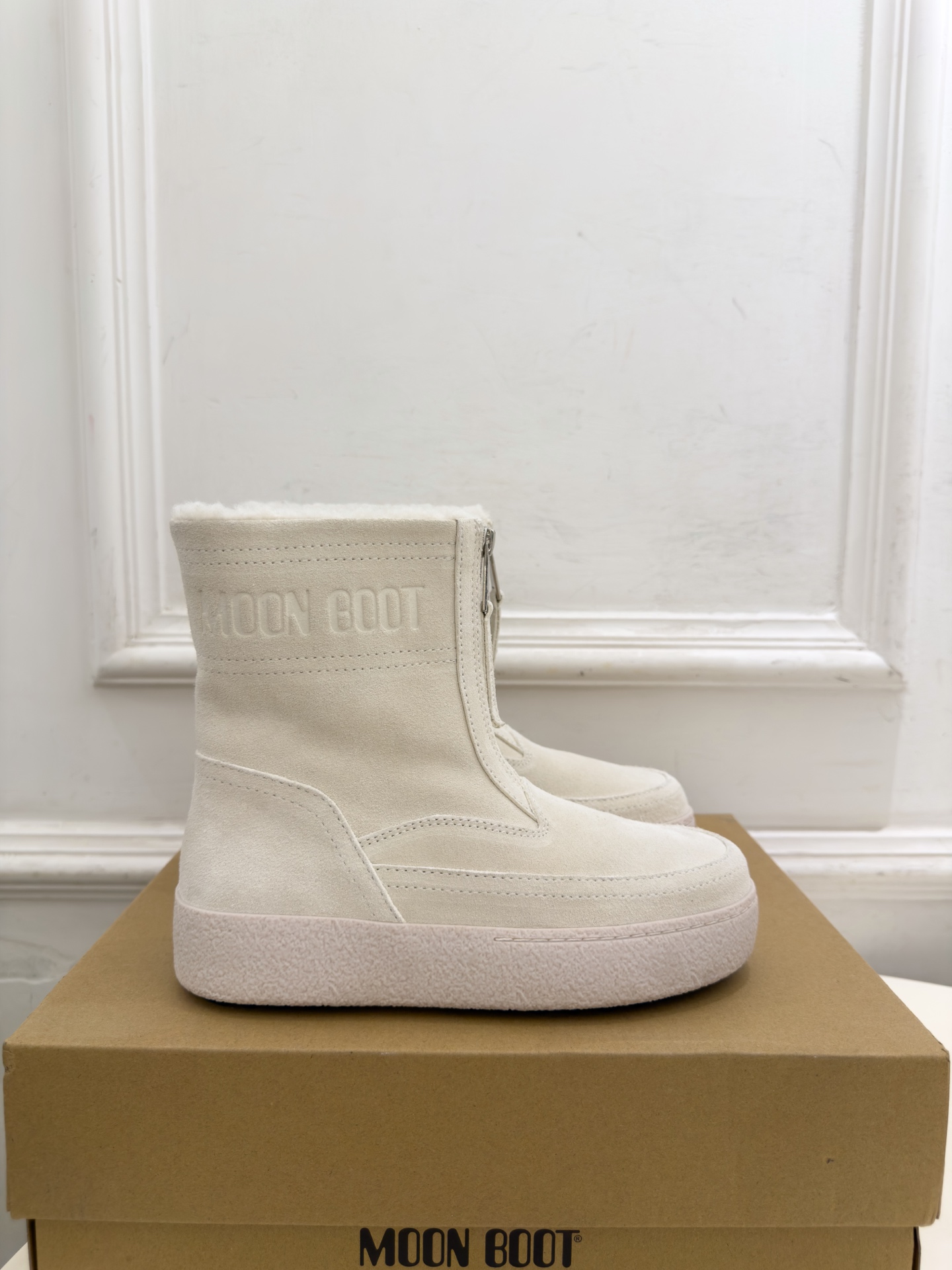 Moon Boot 2026秋冬新品 前拉链厚底雪地靴  这款丑萌鞋今年非常爆，色彩搭配非常时尚 超酷个性非常强！潮派炸