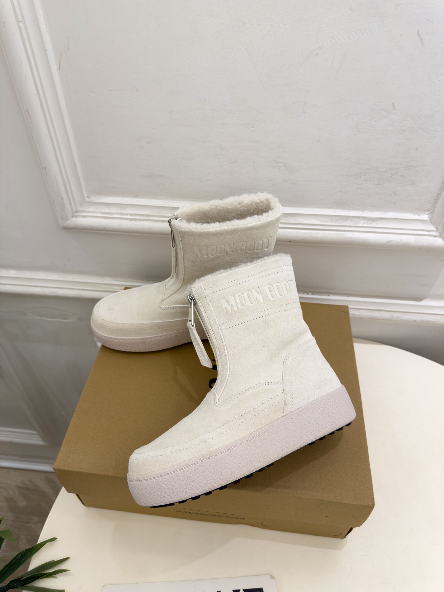 Moon Boot 2026秋冬新品 前拉链厚底雪地靴  这款丑萌鞋今年非常爆，色彩搭配非常时尚 超酷个性非常强！潮派炸