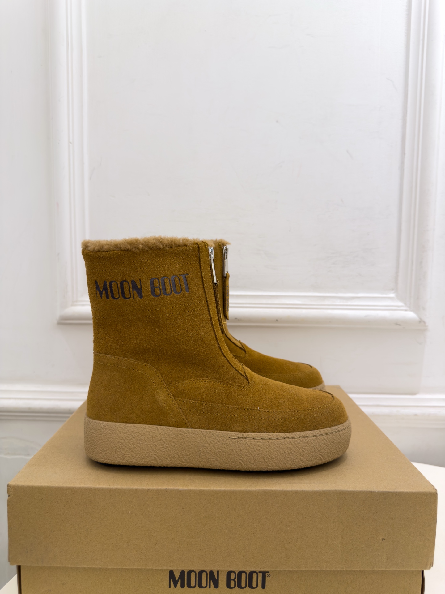Moon Boot 2026秋冬新品 前拉链厚底雪地靴  这款丑萌鞋今年非常爆，色彩搭配非常时尚 超酷个性非常强！潮派炸