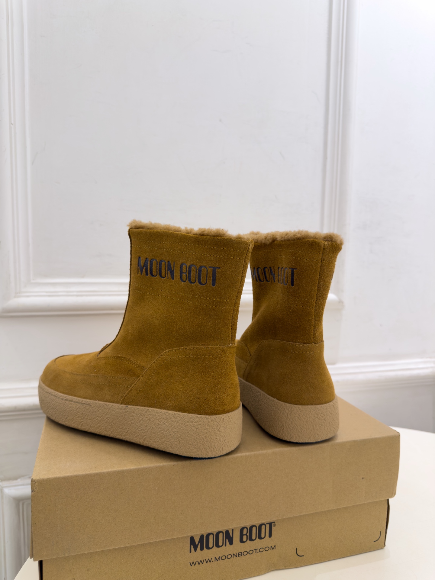 Moon Boot 2026秋冬新品 前拉链厚底雪地靴  这款丑萌鞋今年非常爆，色彩搭配非常时尚 超酷个性非常强！潮派炸