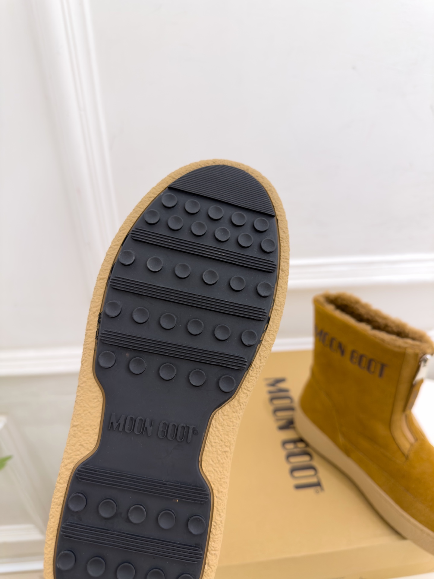 Moon Boot 2026秋冬新品 前拉链厚底雪地靴  这款丑萌鞋今年非常爆，色彩搭配非常时尚 超酷个性非常强！潮派炸