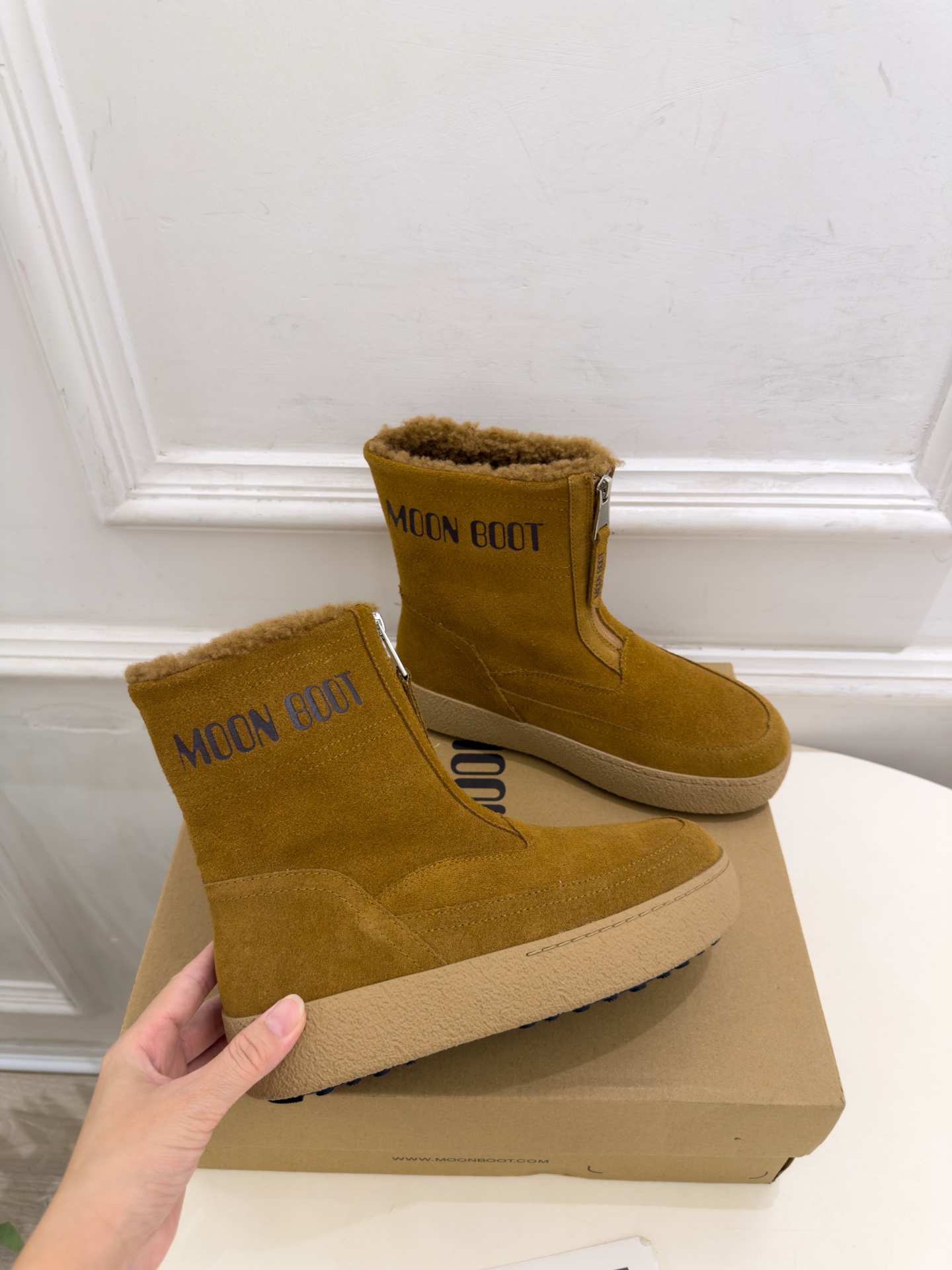Moon Boot 2026秋冬新品 前拉链厚底雪地靴  这款丑萌鞋今年非常爆，色彩搭配非常时尚 超酷个性非常强！潮派炸