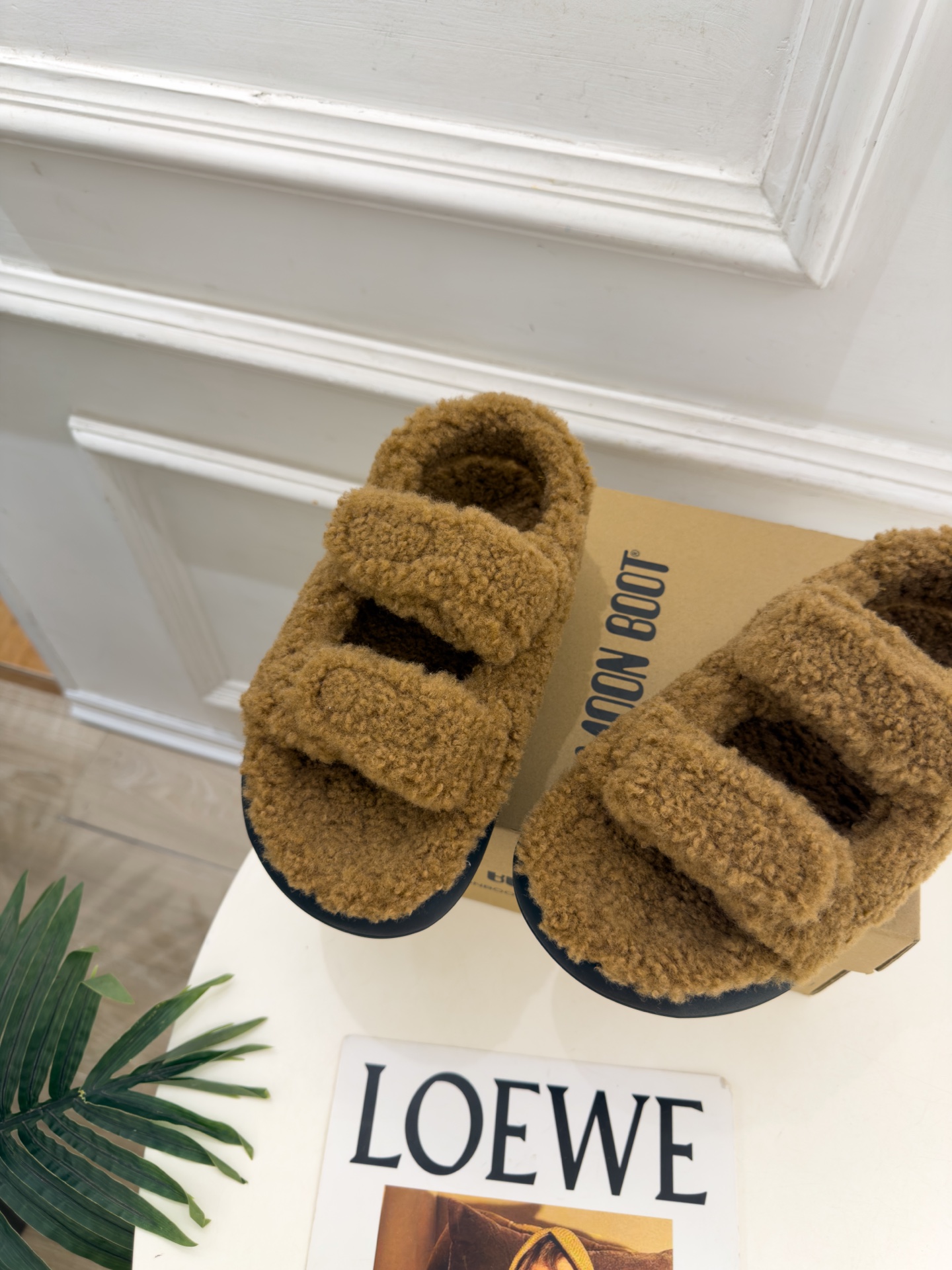 Moon Boot 2026秋冬新品 复古魔术贴毛毛凉鞋  这款丑萌鞋今年非常爆，色彩搭配非常时尚 超酷个性非常强！潮派