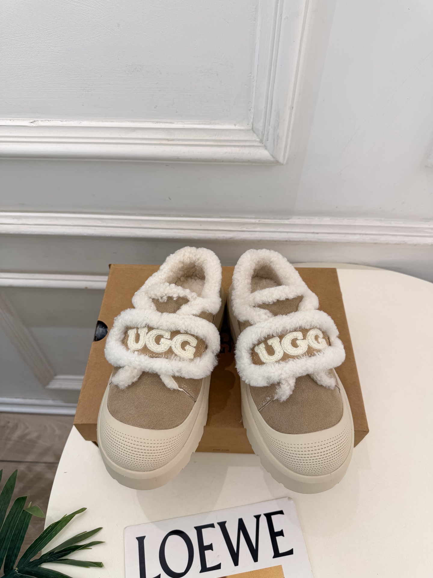 UGG 2026秋冬新品 复古魔术贴休闲毛毛鞋 这款丑萌鞋今年非常爆,色彩搭配非常时尚 超酷个性非常强!潮派炸街!各大 UGG 2026秋冬新品 复古魔术贴休闲毛毛鞋 这款丑萌鞋今年非常爆,色彩搭配非常时尚 超酷个性非常强!潮派炸街!各大