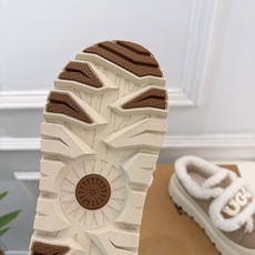 UGG 2026秋冬新品 复古魔术贴休闲毛毛鞋 这款丑萌鞋今年非常爆,色彩搭配非常时尚 超酷个性非常强!潮派炸街!各大 UGG 2026秋冬新品 复古魔术贴休闲毛毛鞋 这款丑萌鞋今年非常爆,色彩搭配非常时尚 超酷个性非常强!潮派炸街!各大