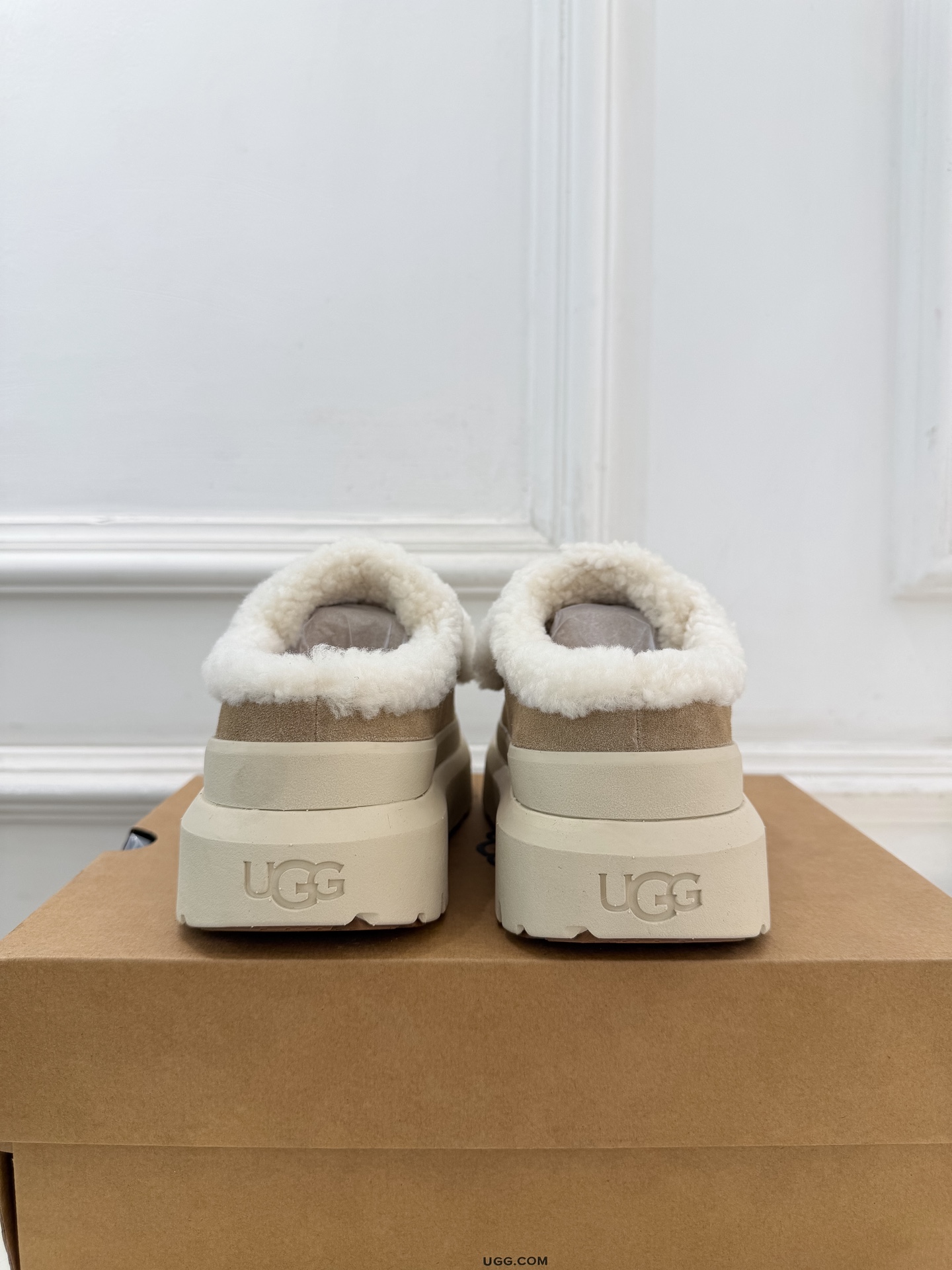 UGG 2026秋冬新品 复古魔术贴休闲毛毛鞋 这款丑萌鞋今年非常爆,色彩搭配非常时尚 超酷个性非常强!潮派炸街!各大 UGG 2026秋冬新品 复古魔术贴休闲毛毛鞋 这款丑萌鞋今年非常爆,色彩搭配非常时尚 超酷个性非常强!潮派炸街!各大