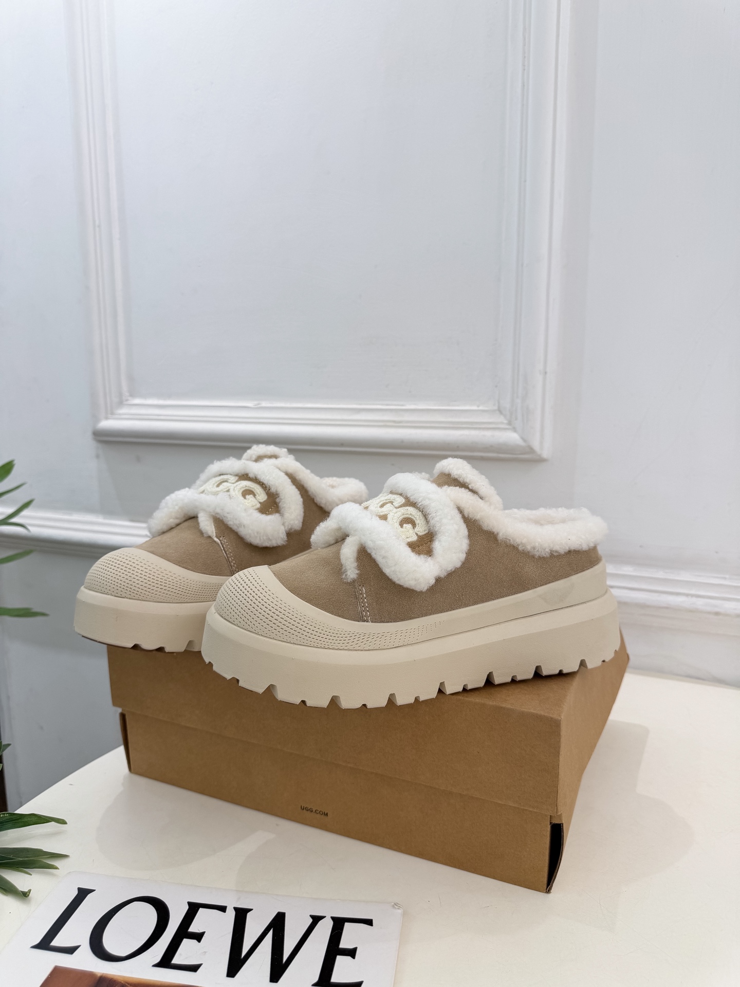 UGG 2026秋冬新品 复古魔术贴休闲毛毛鞋 这款丑萌鞋今年非常爆,色彩搭配非常时尚 超酷个性非常强!潮派炸街!各大 UGG 2026秋冬新品 复古魔术贴休闲毛毛鞋 这款丑萌鞋今年非常爆,色彩搭配非常时尚 超酷个性非常强!潮派炸街!各大