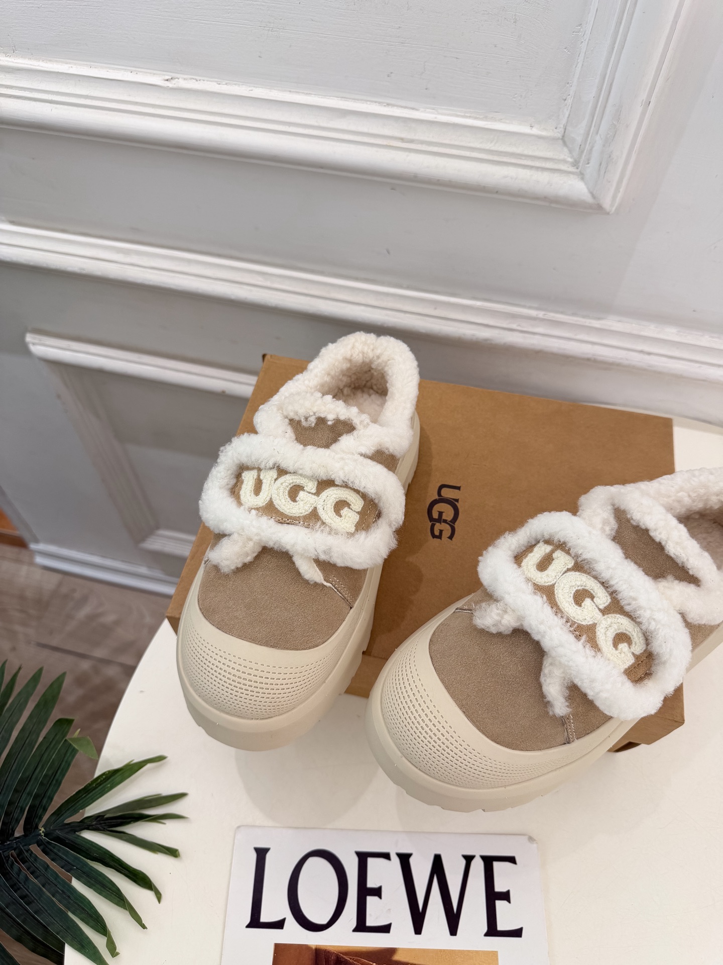 UGG 2026秋冬新品 复古魔术贴休闲毛毛鞋 这款丑萌鞋今年非常爆,色彩搭配非常时尚 超酷个性非常强!潮派炸街!各大 UGG 2026秋冬新品 复古魔术贴休闲毛毛鞋 这款丑萌鞋今年非常爆,色彩搭配非常时尚 超酷个性非常强!潮派炸街!各大