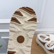 UGG 2026秋冬新品 复古魔术贴休闲毛毛鞋 这款丑萌鞋今年非常爆,色彩搭配非常时尚 超酷个性非常强!潮派炸街!各大 UGG 2026秋冬新品 复古魔术贴休闲毛毛鞋 这款丑萌鞋今年非常爆,色彩搭配非常时尚 超酷个性非常强!潮派炸街!各大