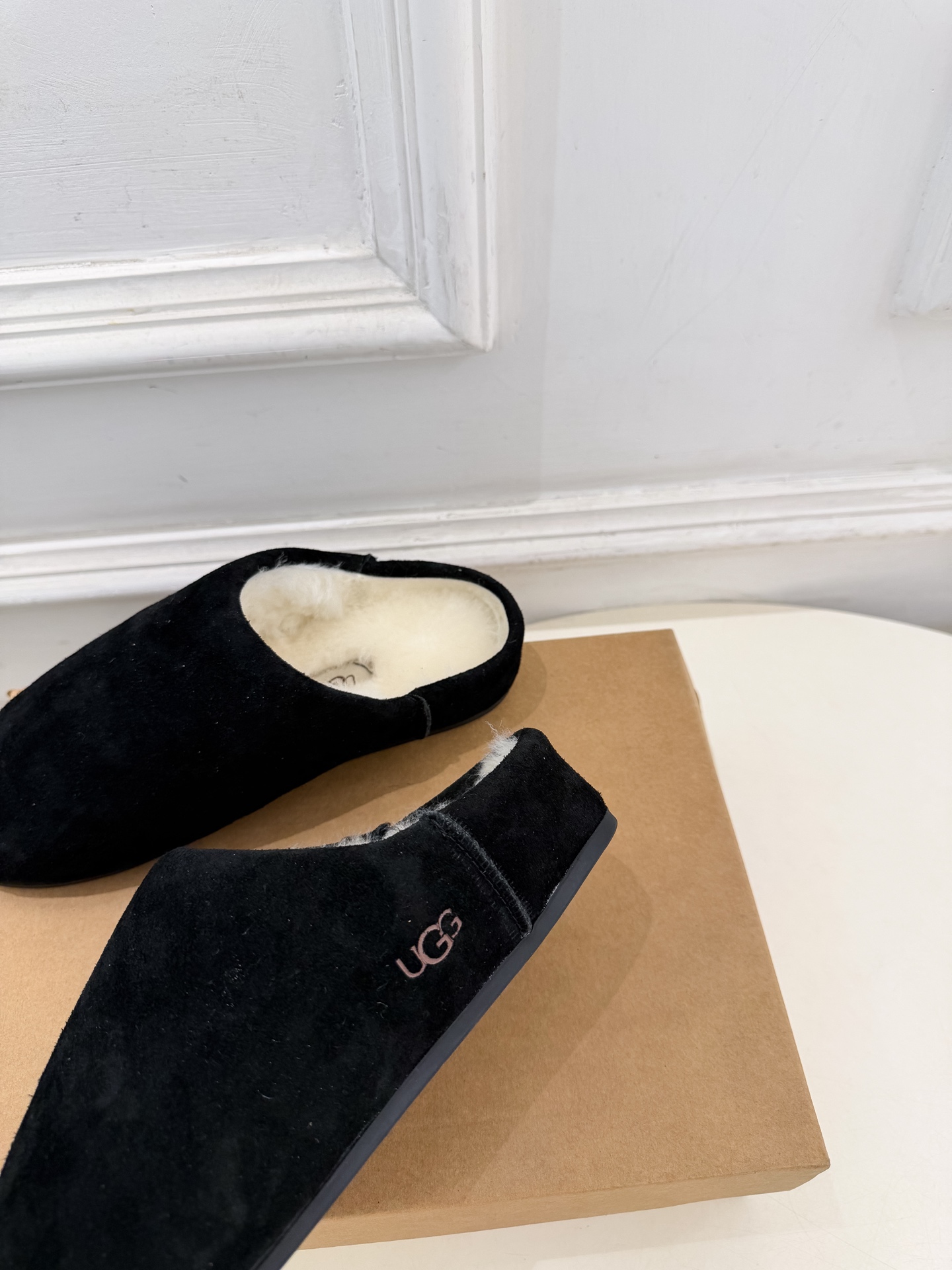 UGG  2026秋冬新品 复古包头一脚蹬休闲毛毛半拖 这款丑萌鞋今年非常爆，色彩搭配非常时尚 超酷个性非常强！潮派炸街