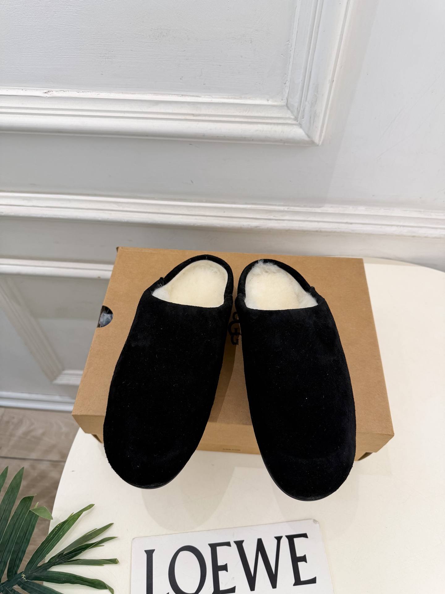 UGG 2026秋冬新品 复古包头一脚蹬休闲毛毛半拖 这款丑萌鞋今年非常爆,色彩搭配非常时尚 超酷个性非常强!潮派炸街 UGG 2026秋冬新品 复古包头一脚蹬休闲毛毛半拖 这款丑萌鞋今年非常爆,色彩搭配非常时尚 超酷个性非常强!潮派炸街