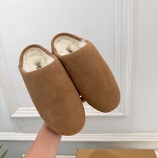 UGG 2026秋冬新品 复古包头一脚蹬休闲毛毛半拖 这款丑萌鞋今年非常爆,色彩搭配非常时尚 超酷个性非常强!潮派炸街 UGG 2026秋冬新品 复古包头一脚蹬休闲毛毛半拖 这款丑萌鞋今年非常爆,色彩搭配非常时尚 超酷个性非常强!潮派炸街